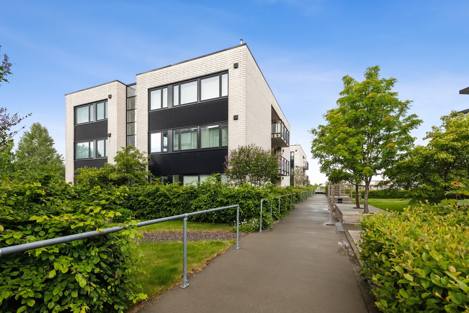 Eiendommen ligger i et veletablert boligområde med eldre eneboliger og nyetablerte leilighetsbygg, kun et steinkast fra Jessheim storsenter og togstasjonen. Galleribilde
