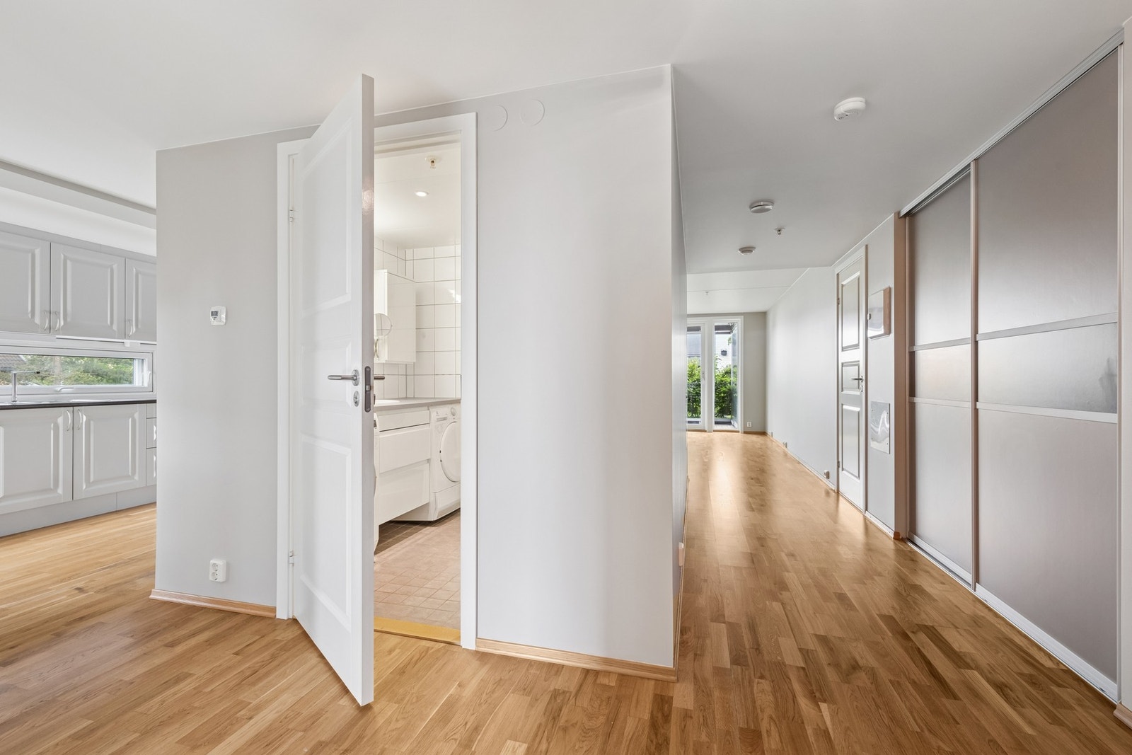 Det er i tillegg ekstra oppbevaring i innvendig bod, bod i forbindelse med entrè/ stuen. Galleribilde