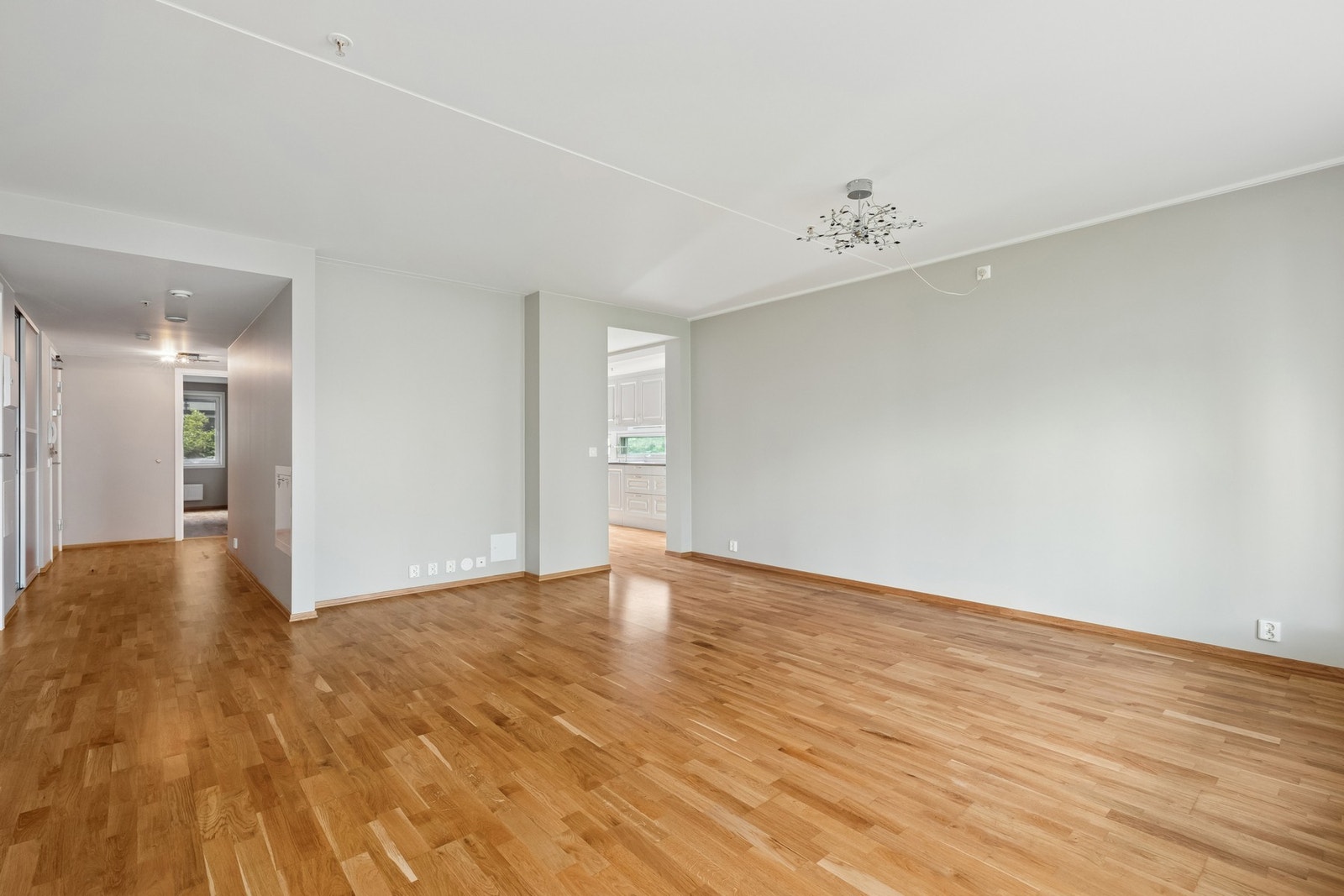 Fra stuen er det utgang til innglasset balkong på 9 m2. Galleribilde