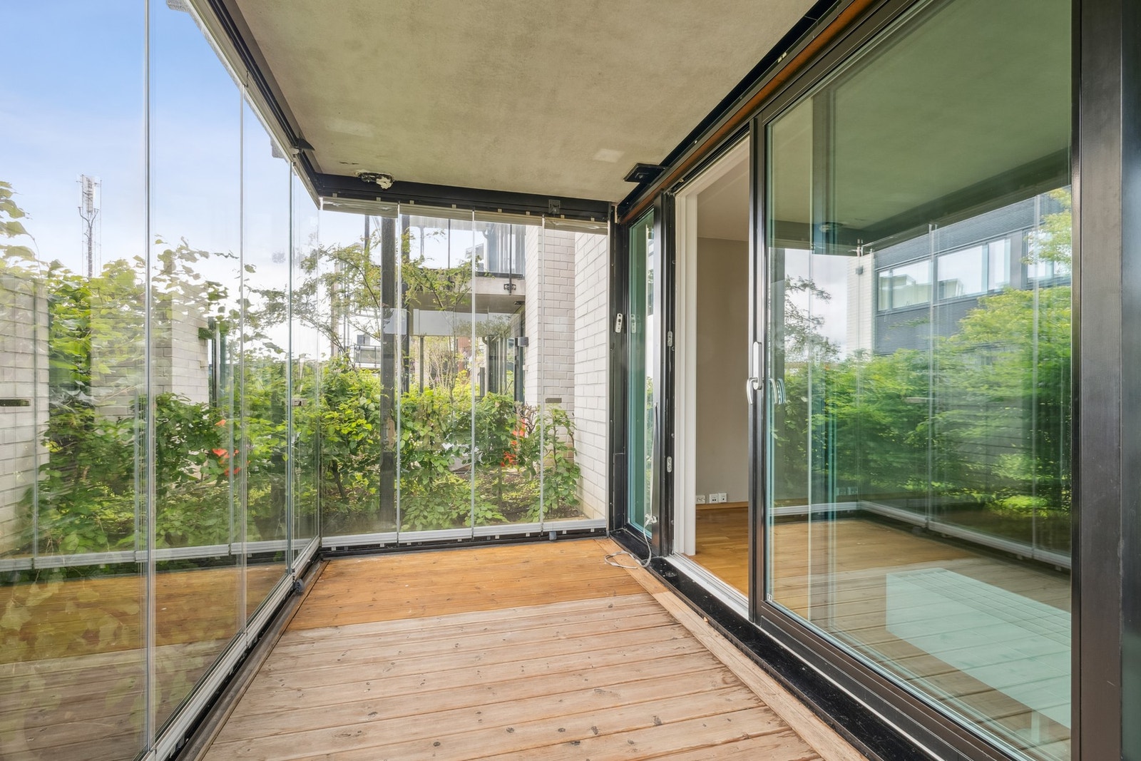 Denne vestvendte uteplassen har perfekte solforhold og har god plass til utemøblement. Galleribilde