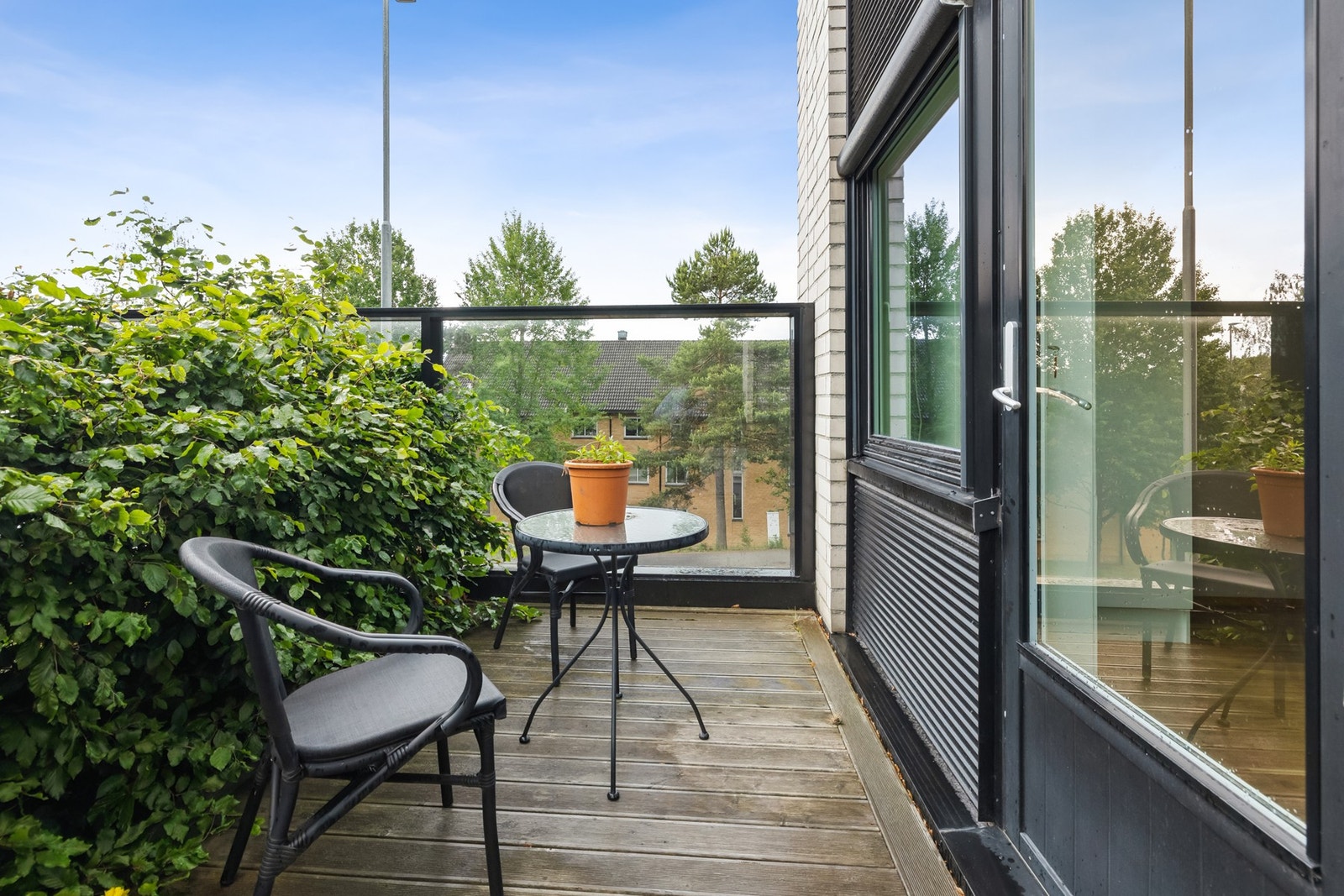 Fra hovedsoverommet er det utgang til balkong på hele 10 m2 hvor du kan nyte morgenkaffen eller en god bok før leggetid. Galleribilde