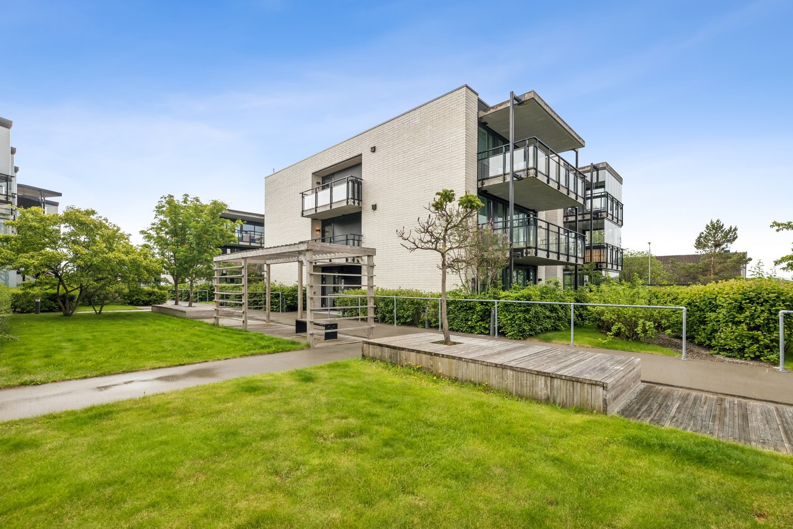 Sagabyen har alt du trenger i hverdagen. Her har du ca. 150 meter til Europris, Coop Extra, treningsstudioet Spenst og Jaktia. Galleribilde