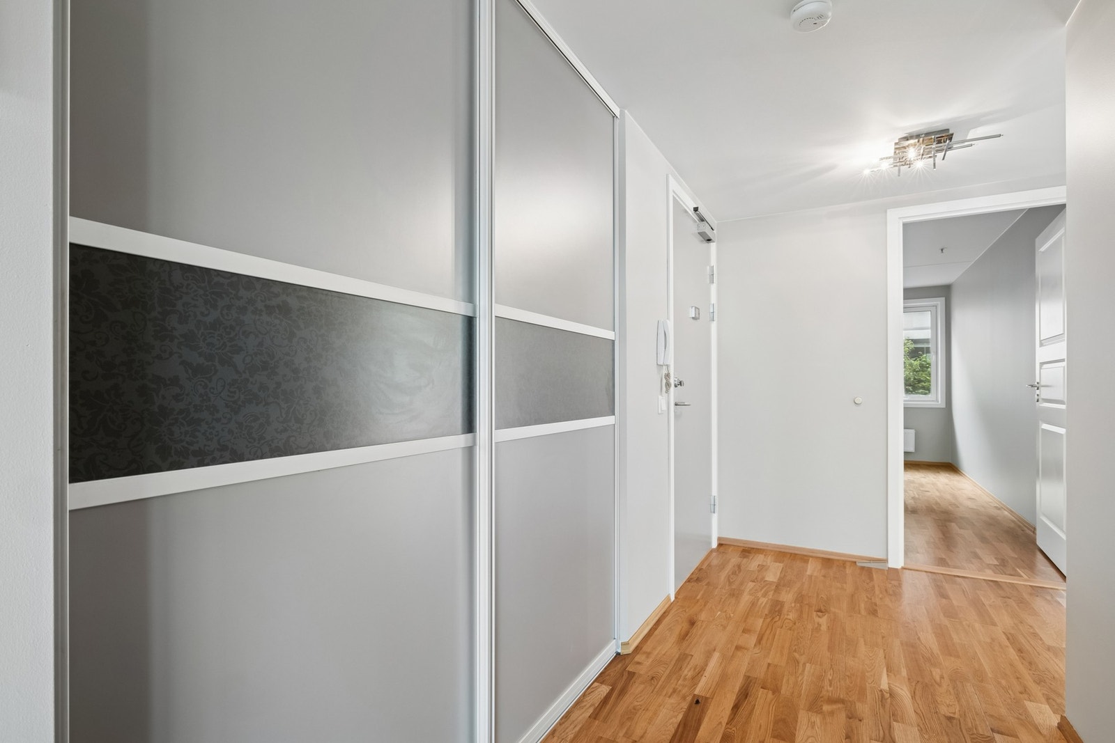 Inne i leiligheten blir du møtt av en lysmalt entré med stor skyvedørsgarderobe med god plaass til til yttertøy og sko. Galleribilde