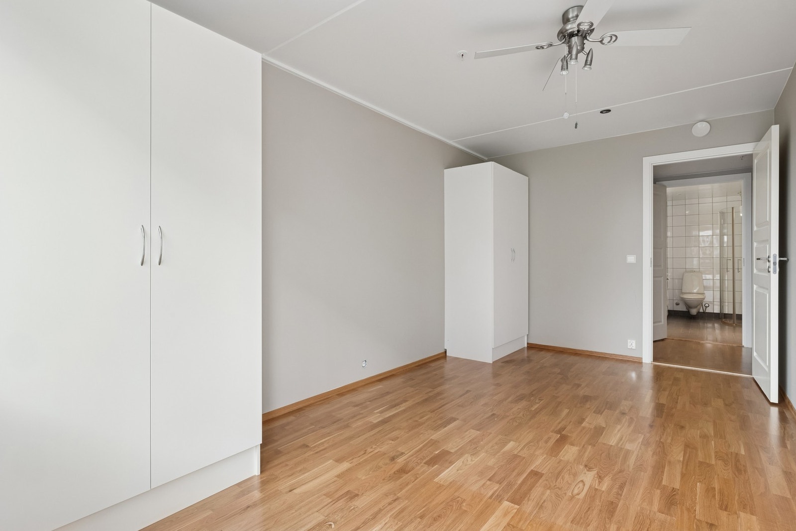 Hovedsoverommet har god plass til dobbeltseng med tilhørende nattbord samt garerobeløsning. Galleribilde