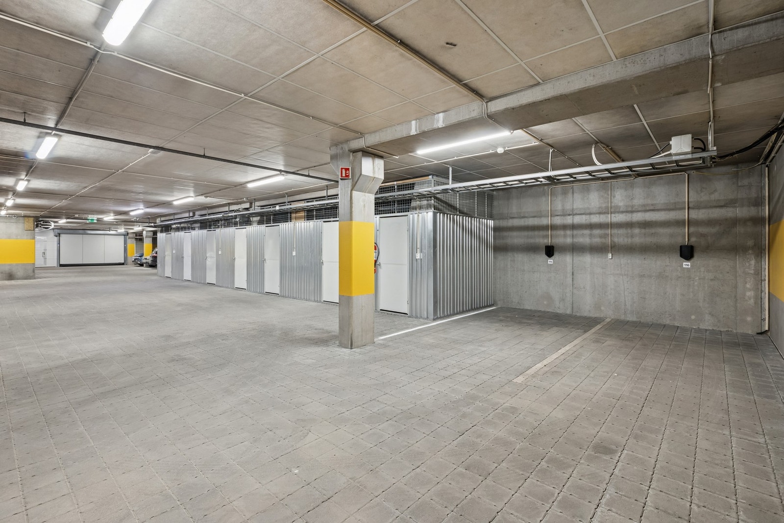 Leiligheten disponerer to biloppstillingsplasser i felles parkeringskjeller (det er klargjort for elbil-lader i parkeringskjeller). Galleribilde