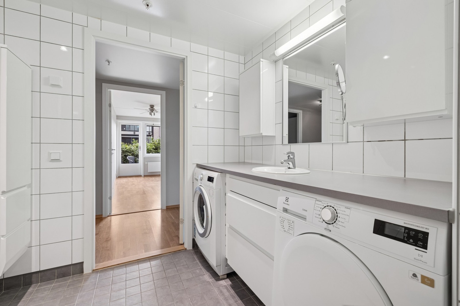 Baderommet er sentrert midt i leiligheten, med inngang fra gangen. Galleribilde