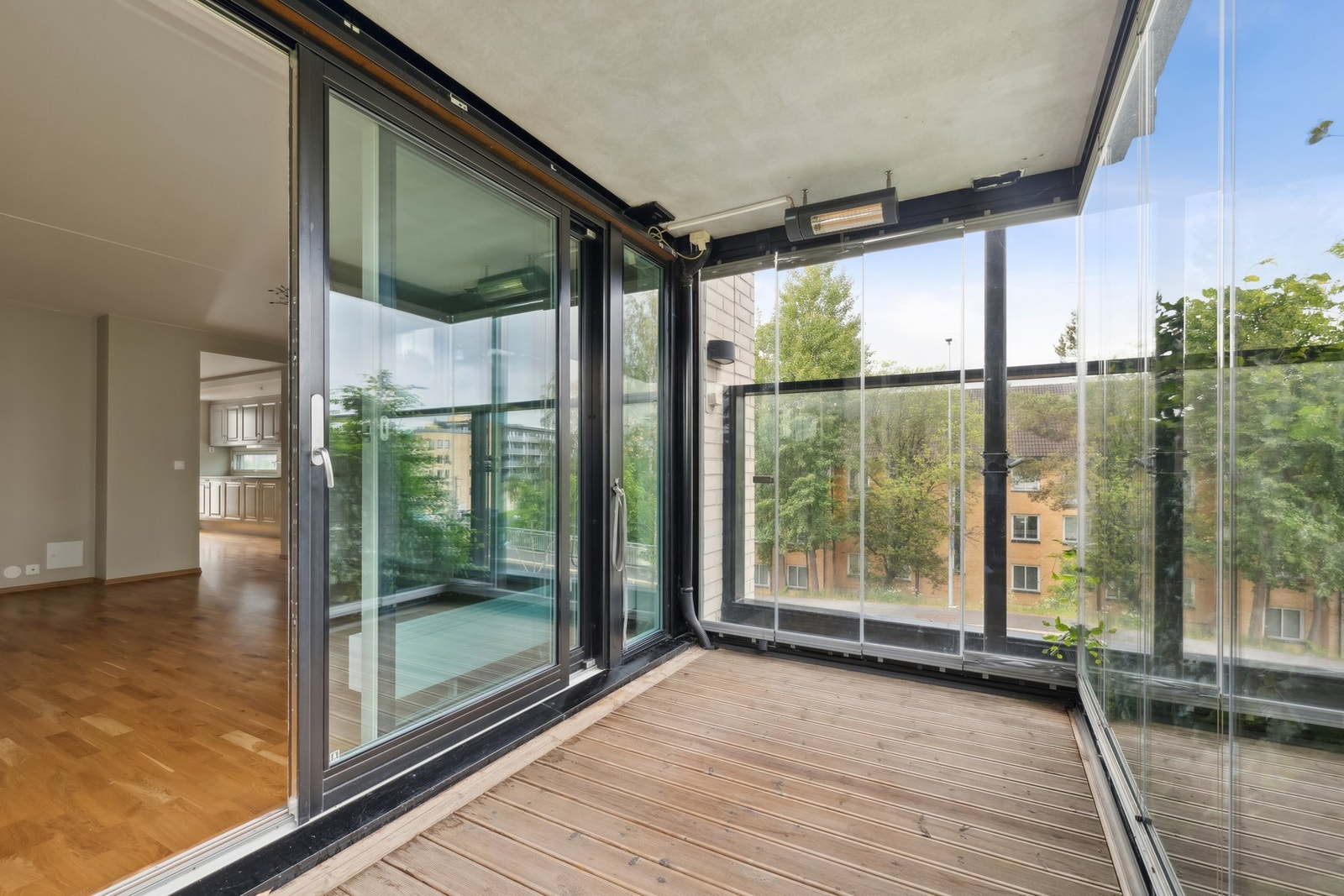 Det er store vindusflater i stuen som sørger for en lys og luftig atmosfære. Galleribilde