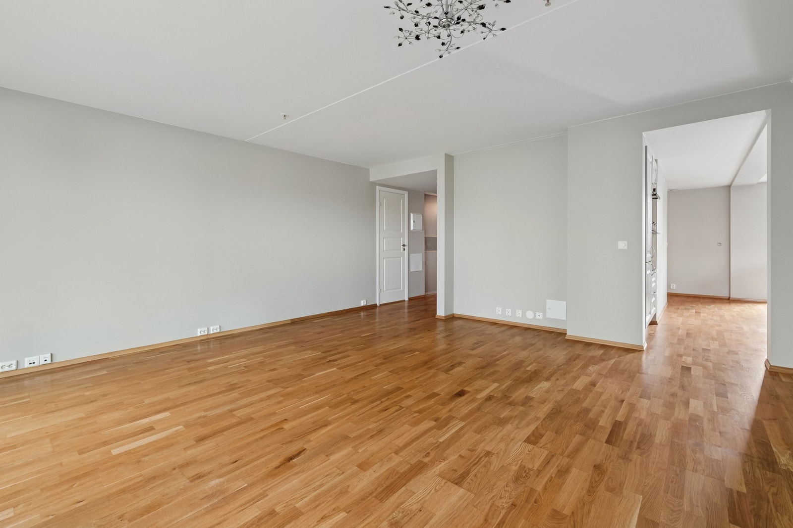 Stuen har god plass til sofagruppe med tilhørende bord og Tv-møblement, samt andre møbler. Galleribilde