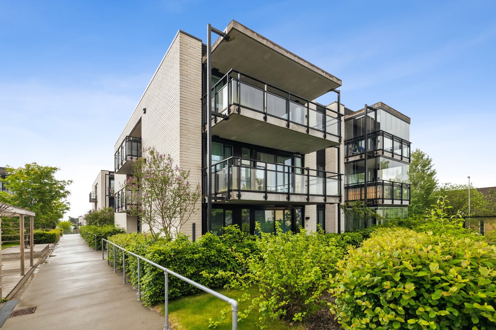 Fasade, leiligheten ligger helt til høyre. Galleribilde