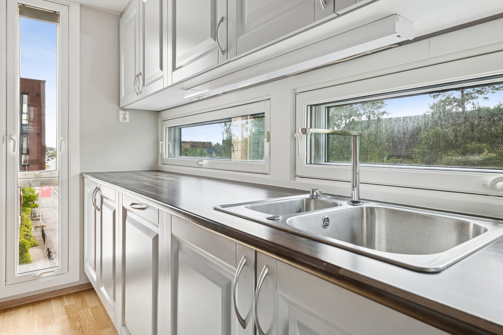 Kjøkken og stue ligger i en praktisk, delvis åpen løsning. Kjøkkenet kan by på profilerte fronter og benkeplate av laminat. Her har du også alle hvitevarer integrert. Galleribilde