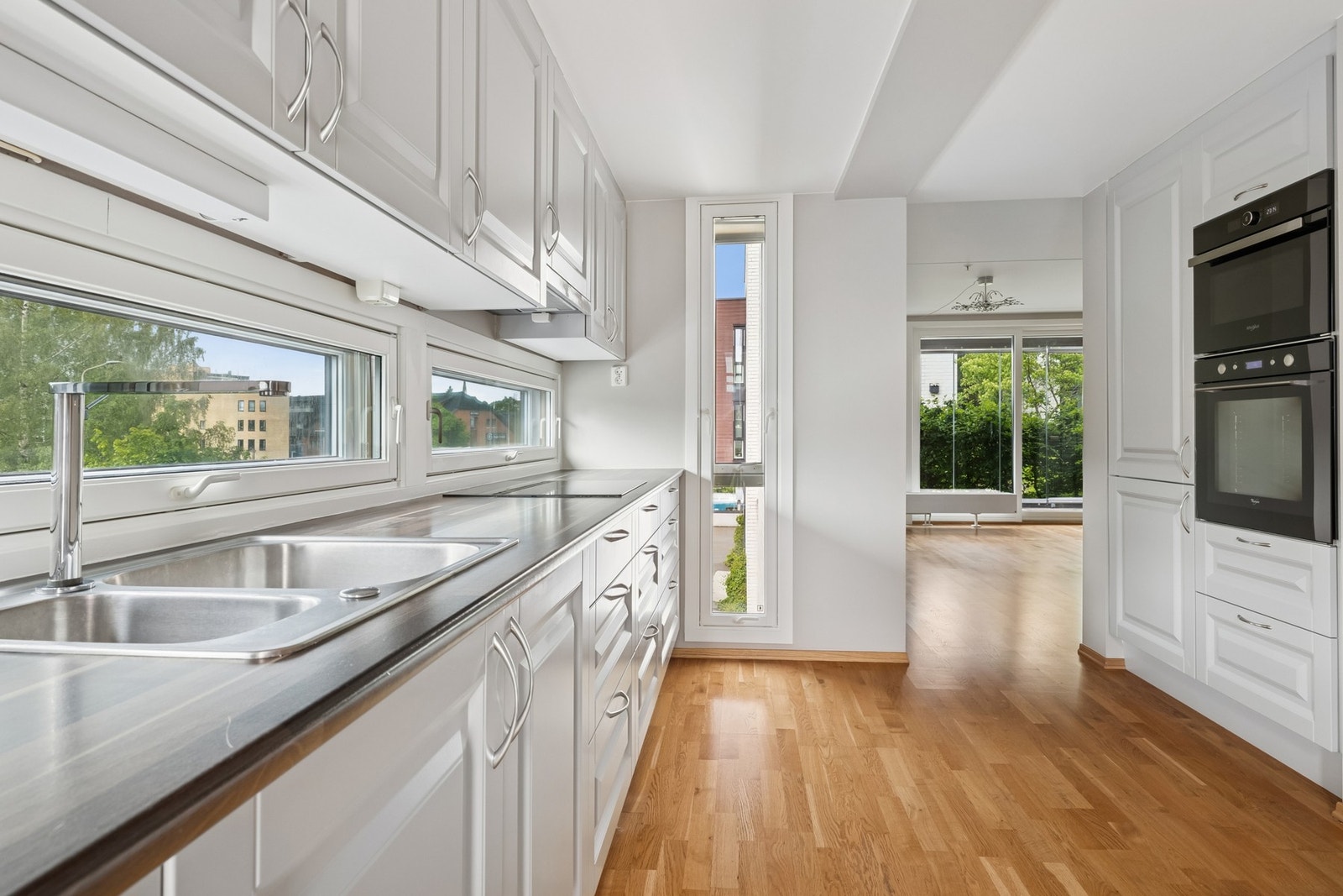 Fra gangen kommer du inn i det åpne og lyse kjøkkenet. Galleribilde