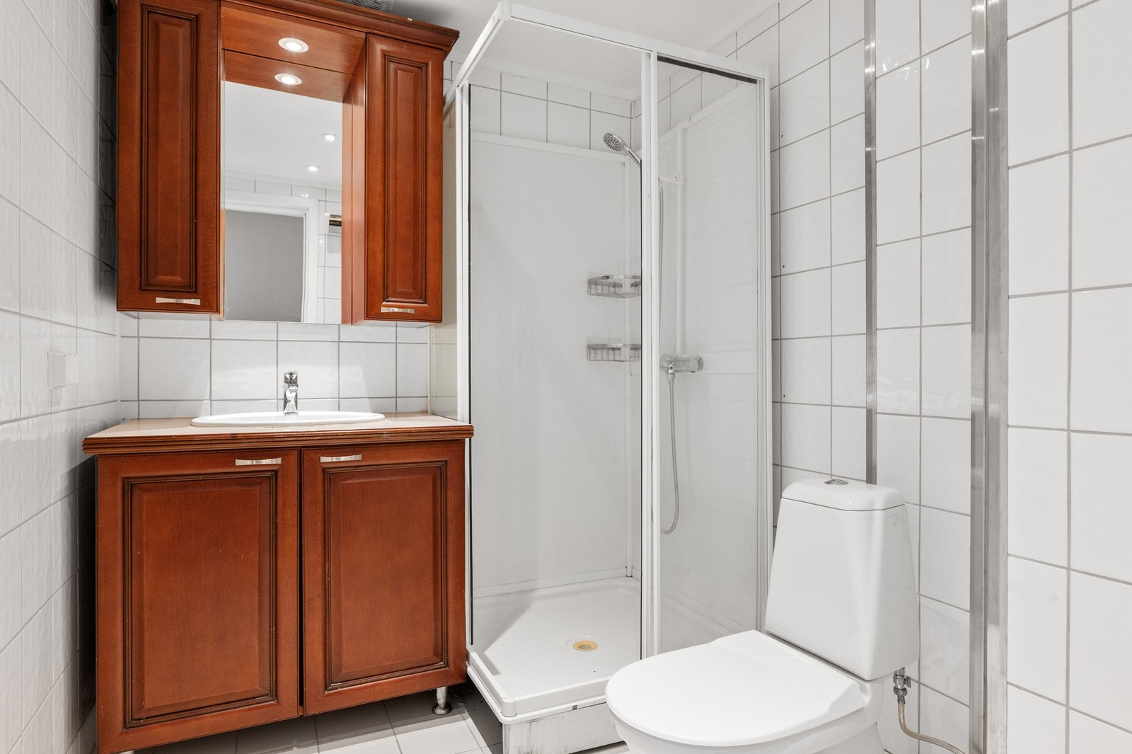 Bad innredet med servant, dusjkabinett og WC. Badet er på ca. 3,9 kvm. Galleribilde