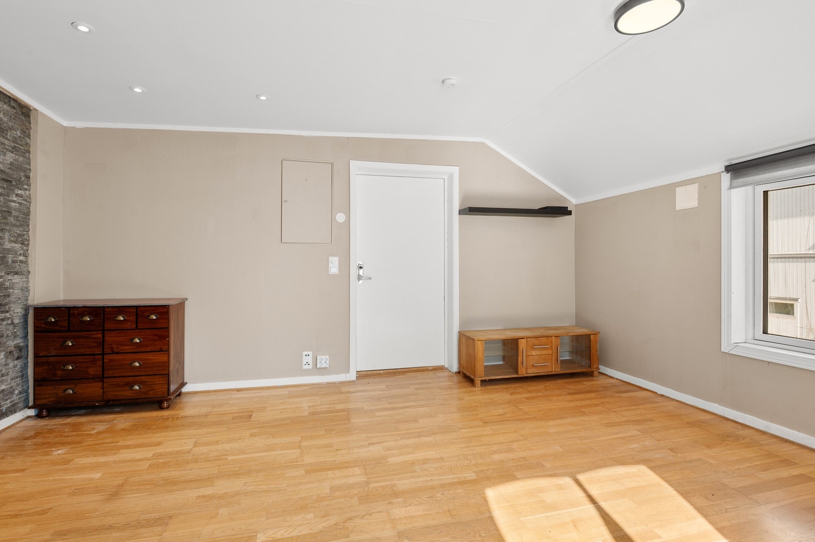 Stuen er malt i lys og trivelig farge. Galleribilde