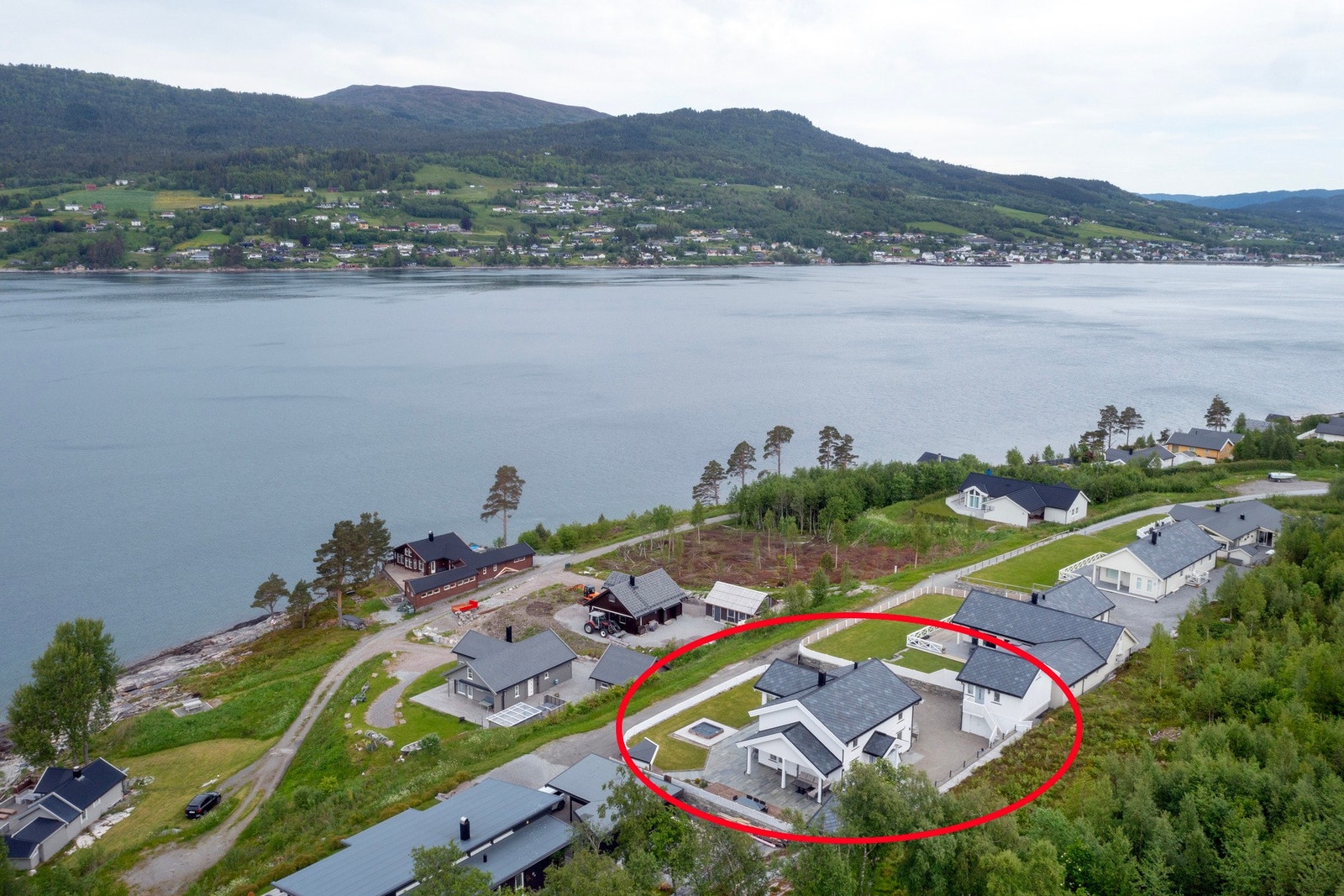 Eidsvåg er et rolig tettsted med nødvendige fasiliteter som skole, dagligvarebutikk og lokal infrastruktur, samtidig som det er innen rimelig kjøreavstand til større byer som Molde. Galleribilde