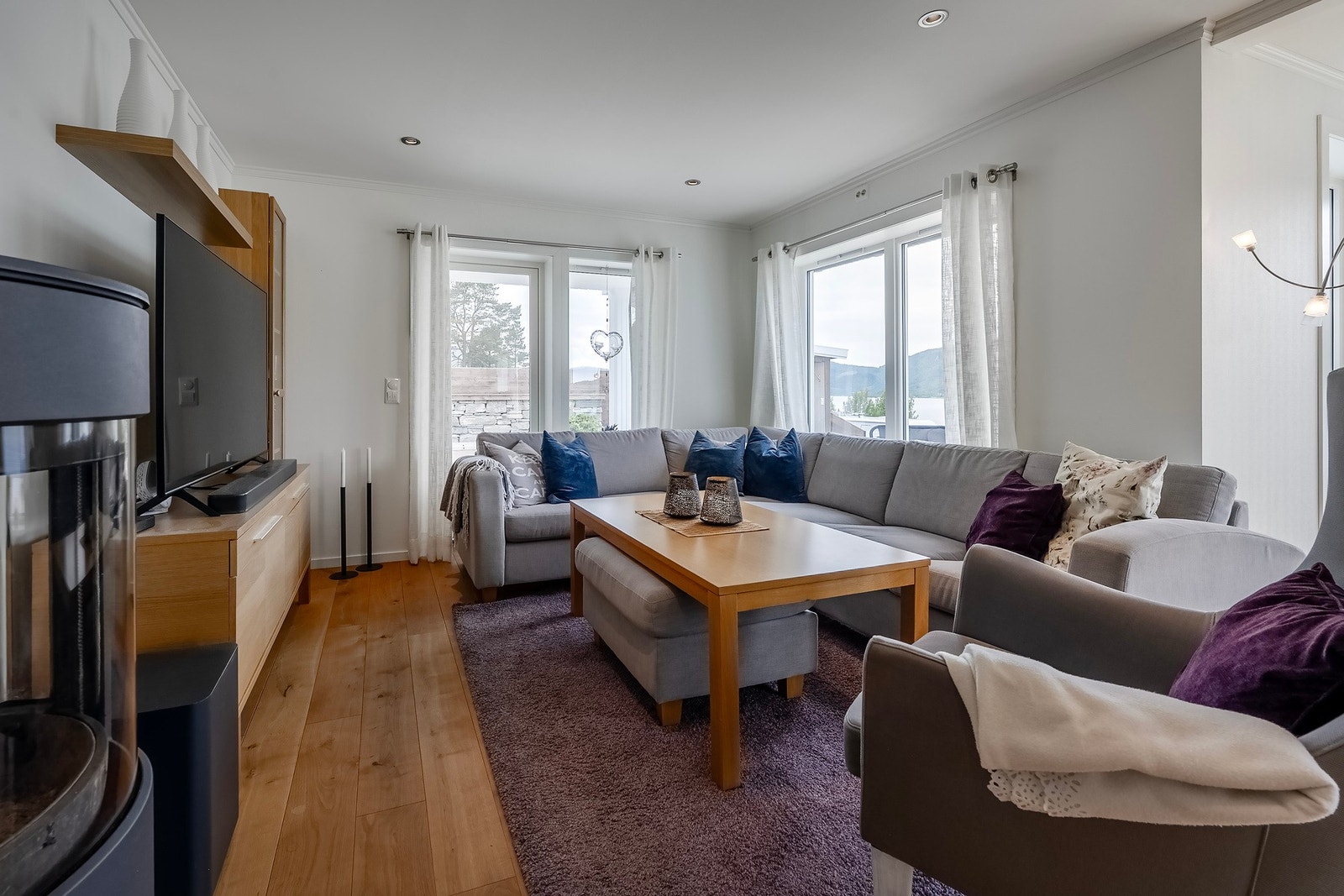 Boligen har en praktisk planløsning og en rekke moderne kvaliteter. Galleribilde