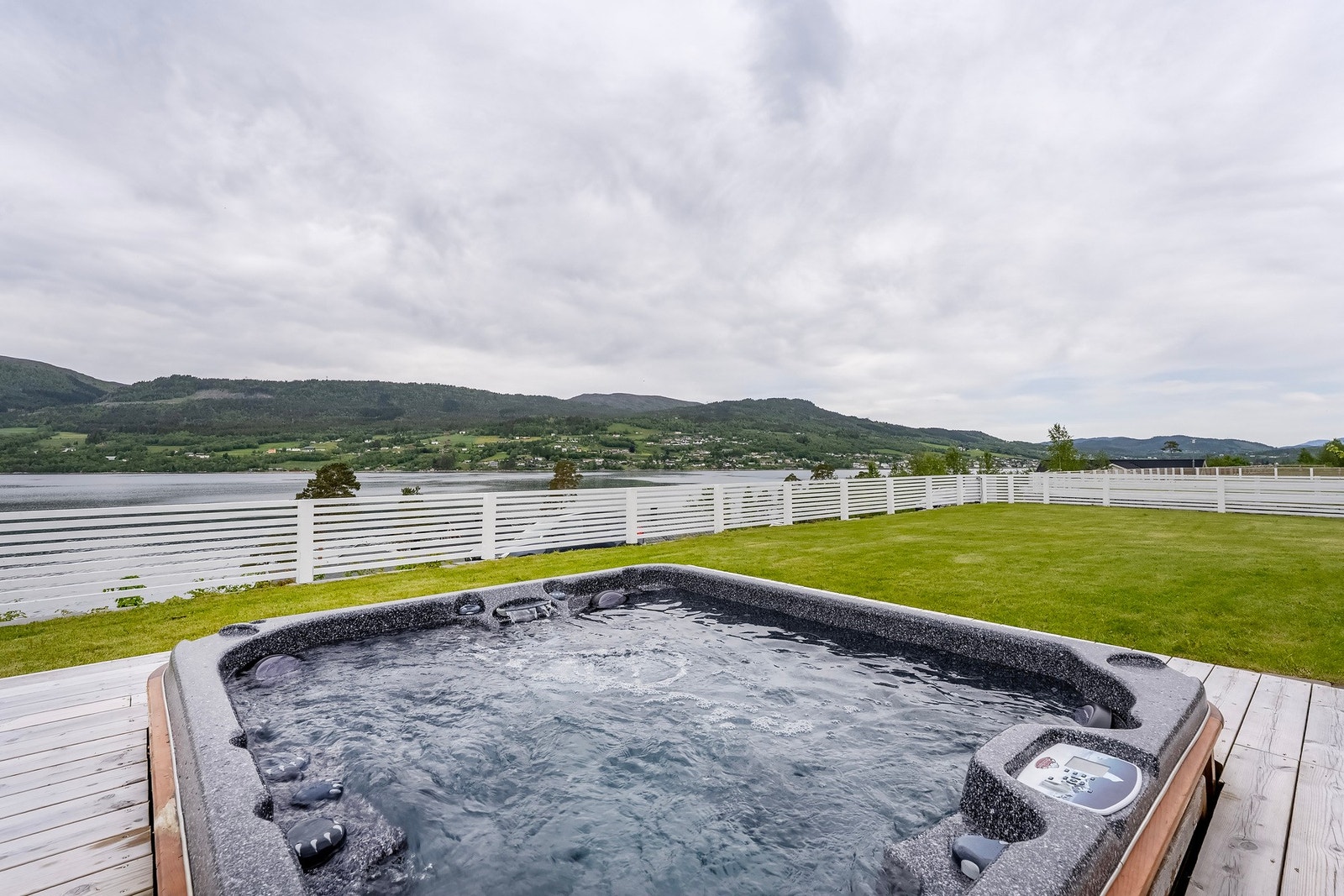 Jacuzzien medfølger handelen. Denne er senket ned i bakken. Galleribilde