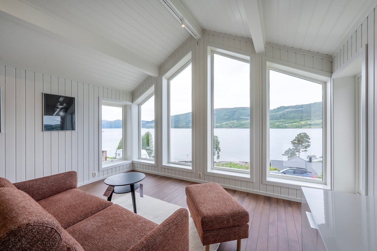 Her også er det store vindusoverflater og god takhøyde. Galleribilde