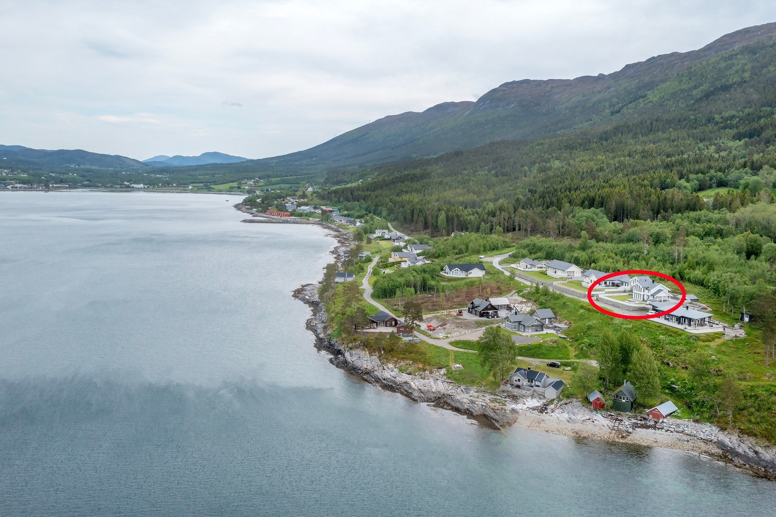 Det tar ca. 7 minutter inn til Eidsvåg med bil fra eiendommen. Galleribilde