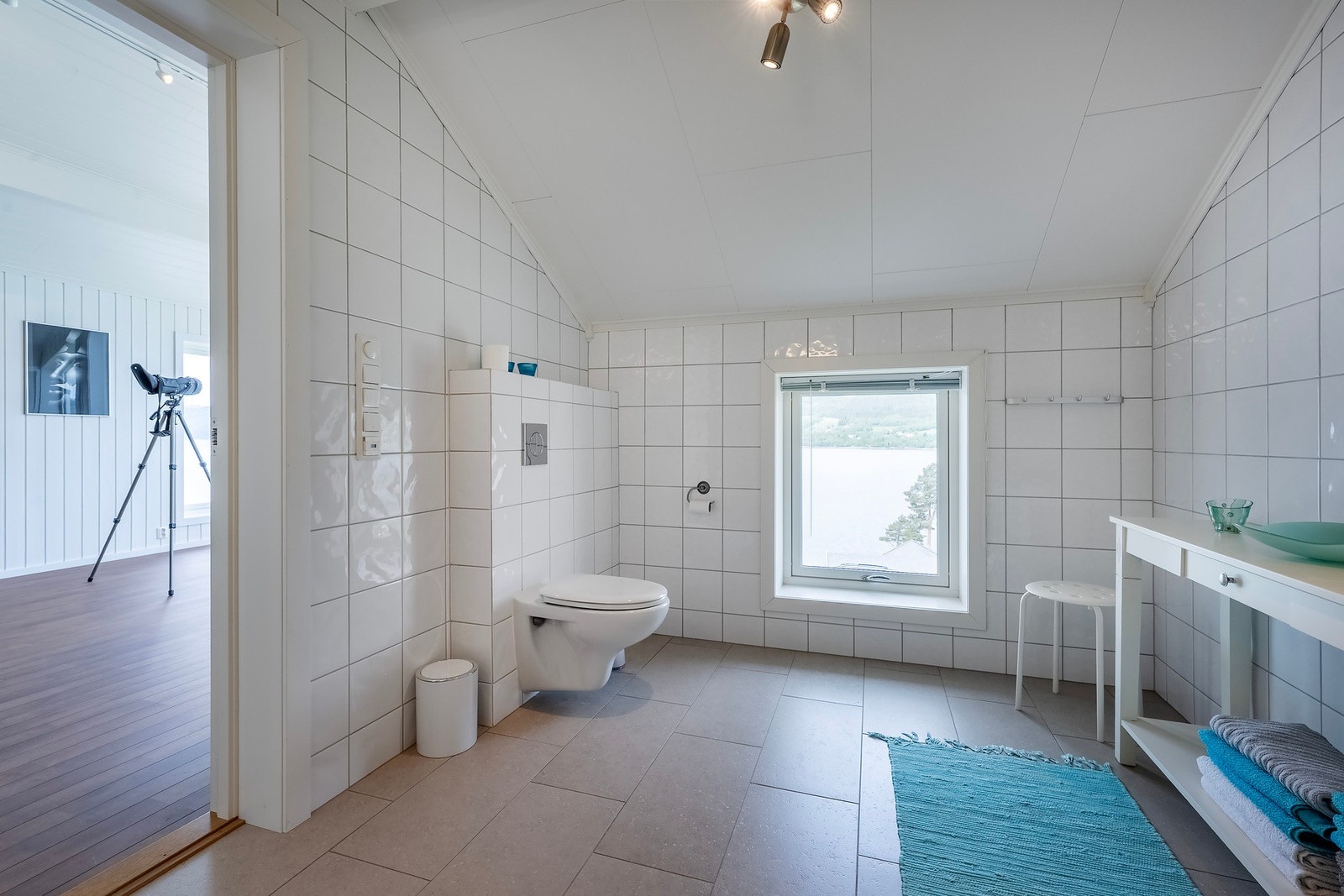 Badet oppleves romslig og med god plass til diverse møblement. Galleribilde