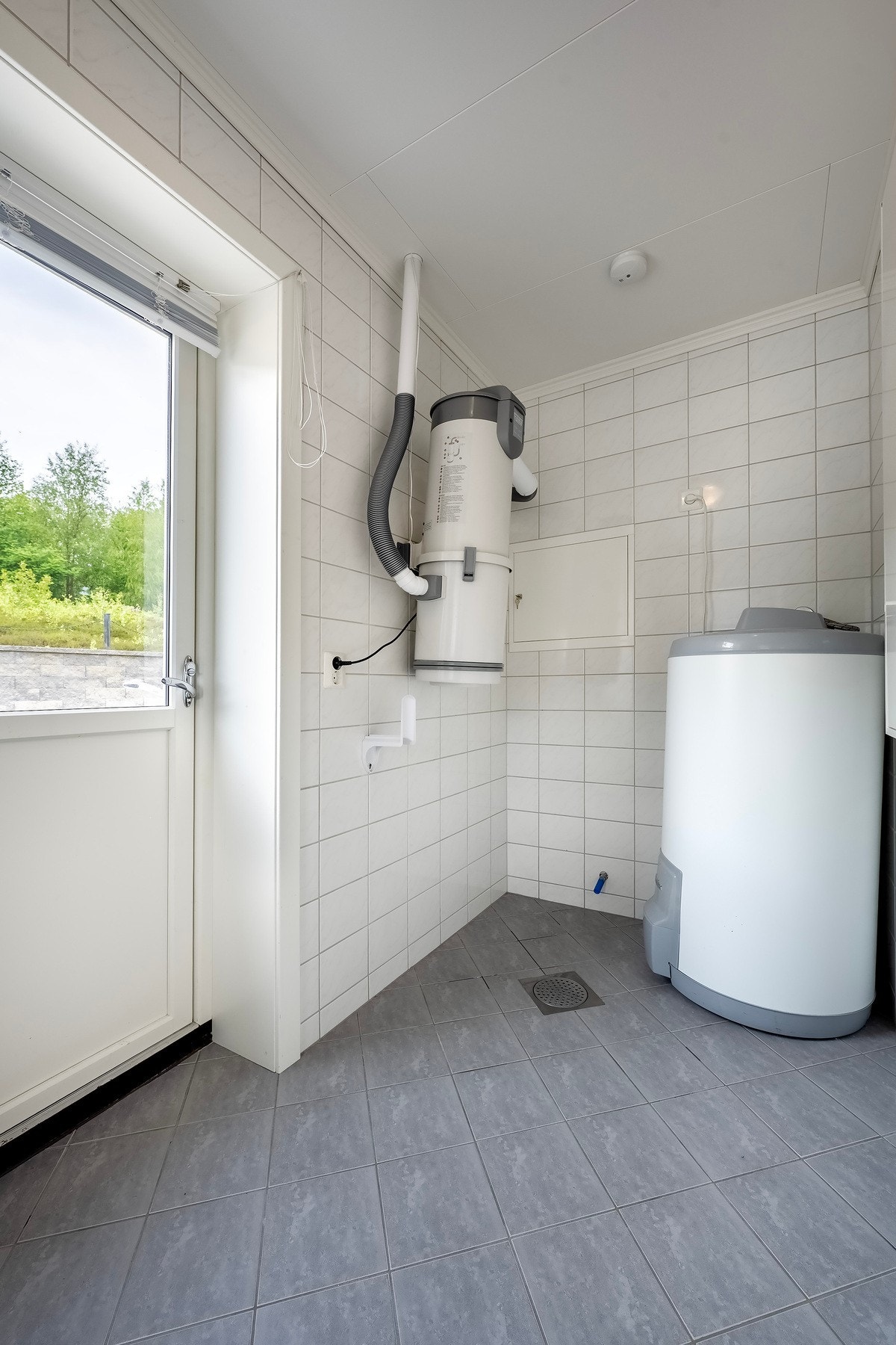 Rommet benyttes som et teknisk rom. Det er også egen tilgang fra utsiden. Galleribilde