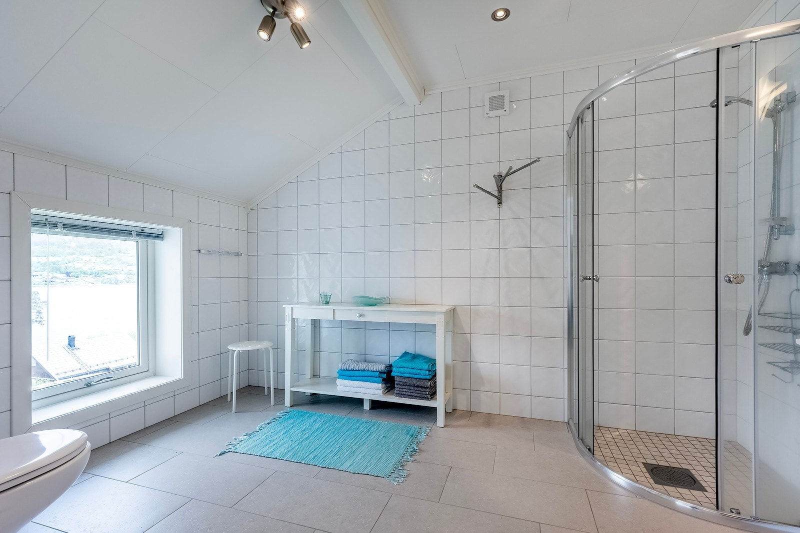 Badet er på 6,4 kvadratmeter og har elektriske varmekabler i gulvet. Galleribilde