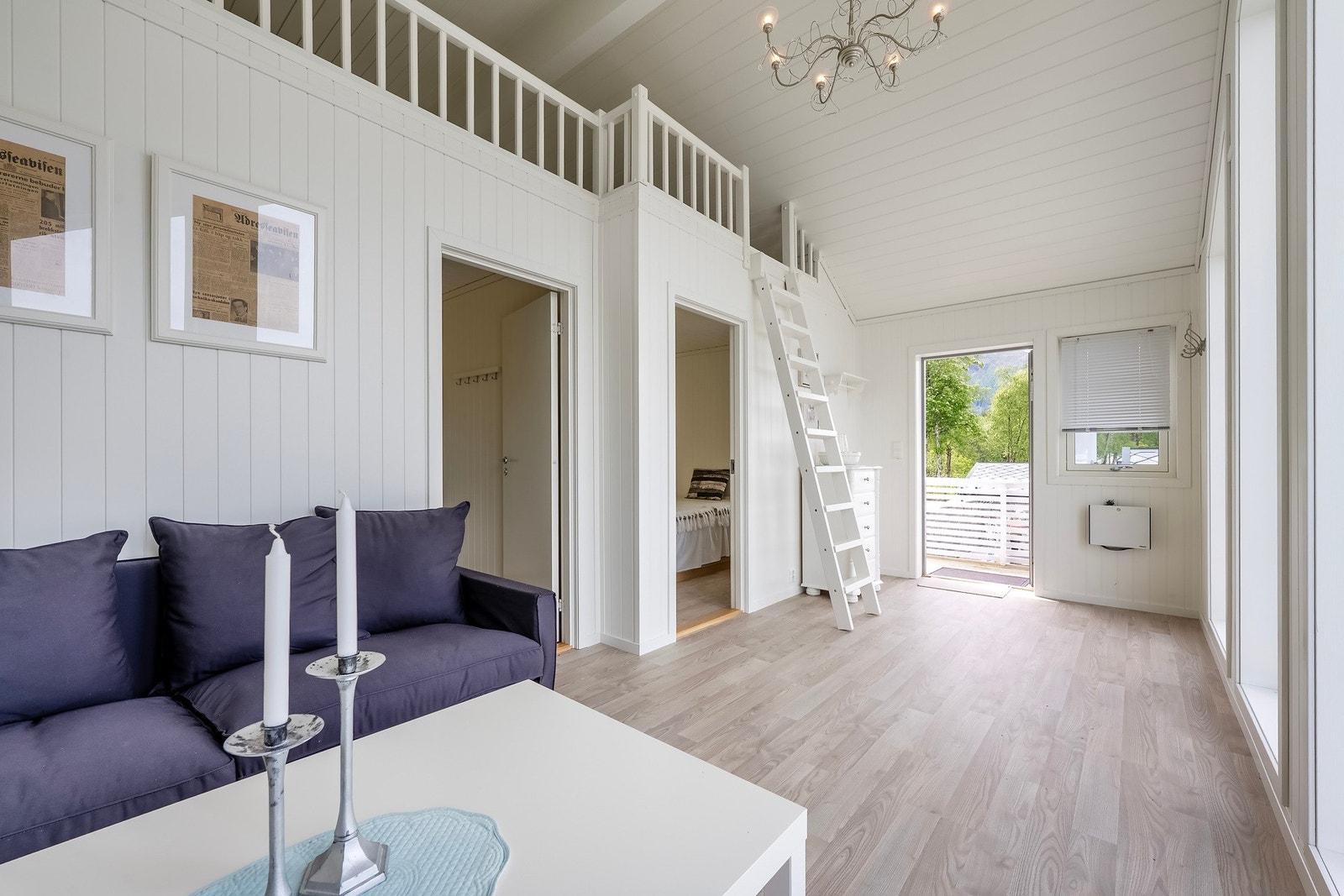 I overetasjen finner du stue, 2 soverom og hems. Galleribilde