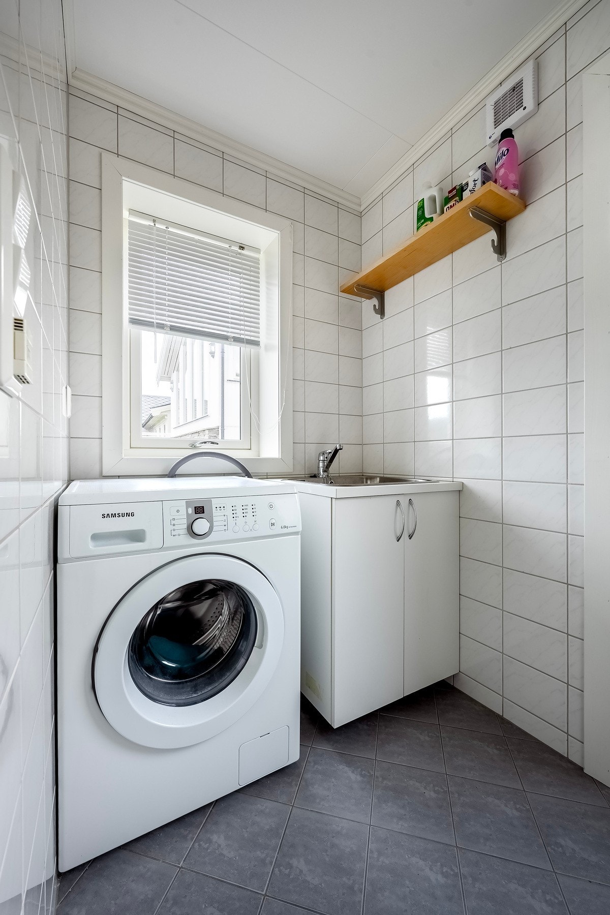 Eget vaskerom tilknyttet badet i 1.etasjen. Her er det bla opplegg for vaskemaskin. Galleribilde