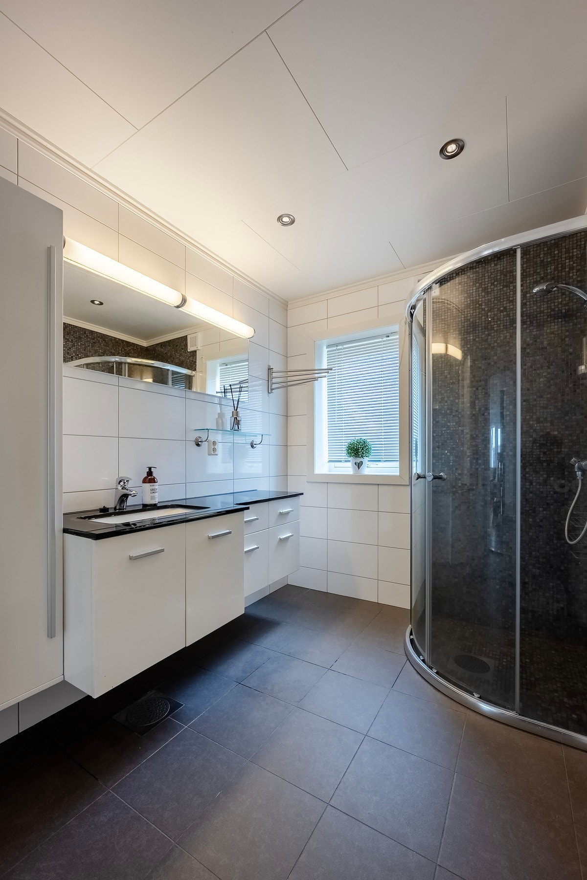Badet er på ca. 6,4 kvadratmeter og tilhørende vaskerom på 4,5 kvadratmeter. Galleribilde
