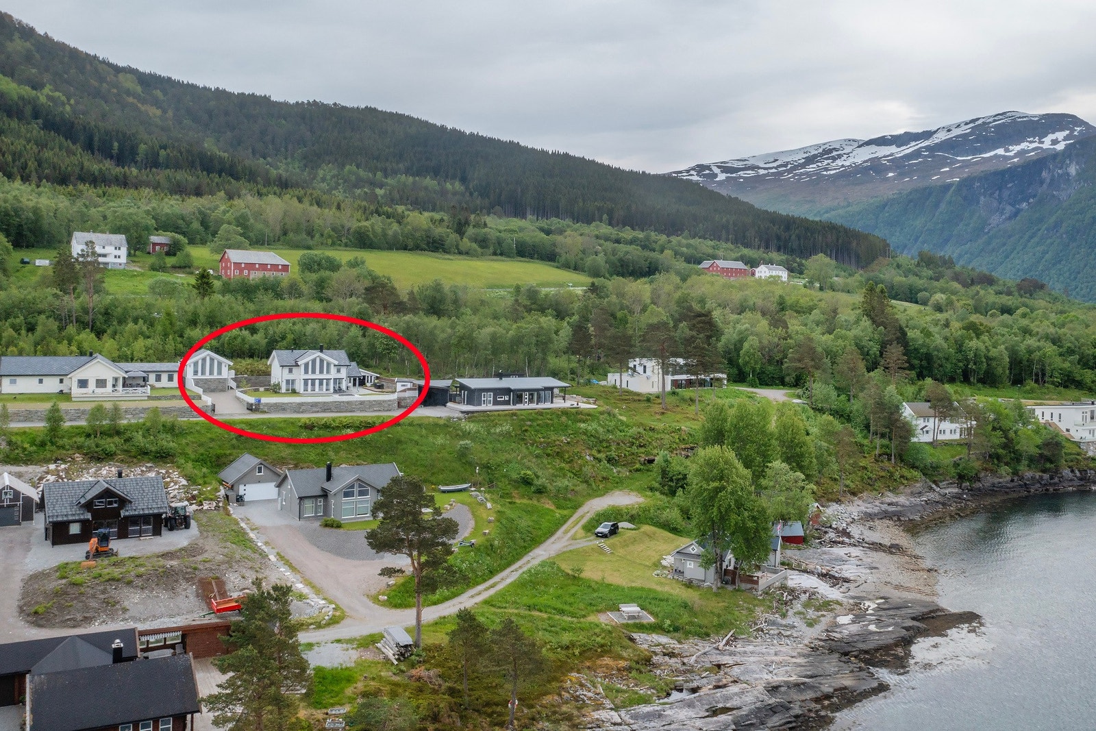 Eiendommen har en naturskjønn beliggenhet ved fjorden, med nærhet til både sjø og fjell. Dette gir gode muligheter for friluftsliv som fotturer, båtliv og fiske. Galleribilde