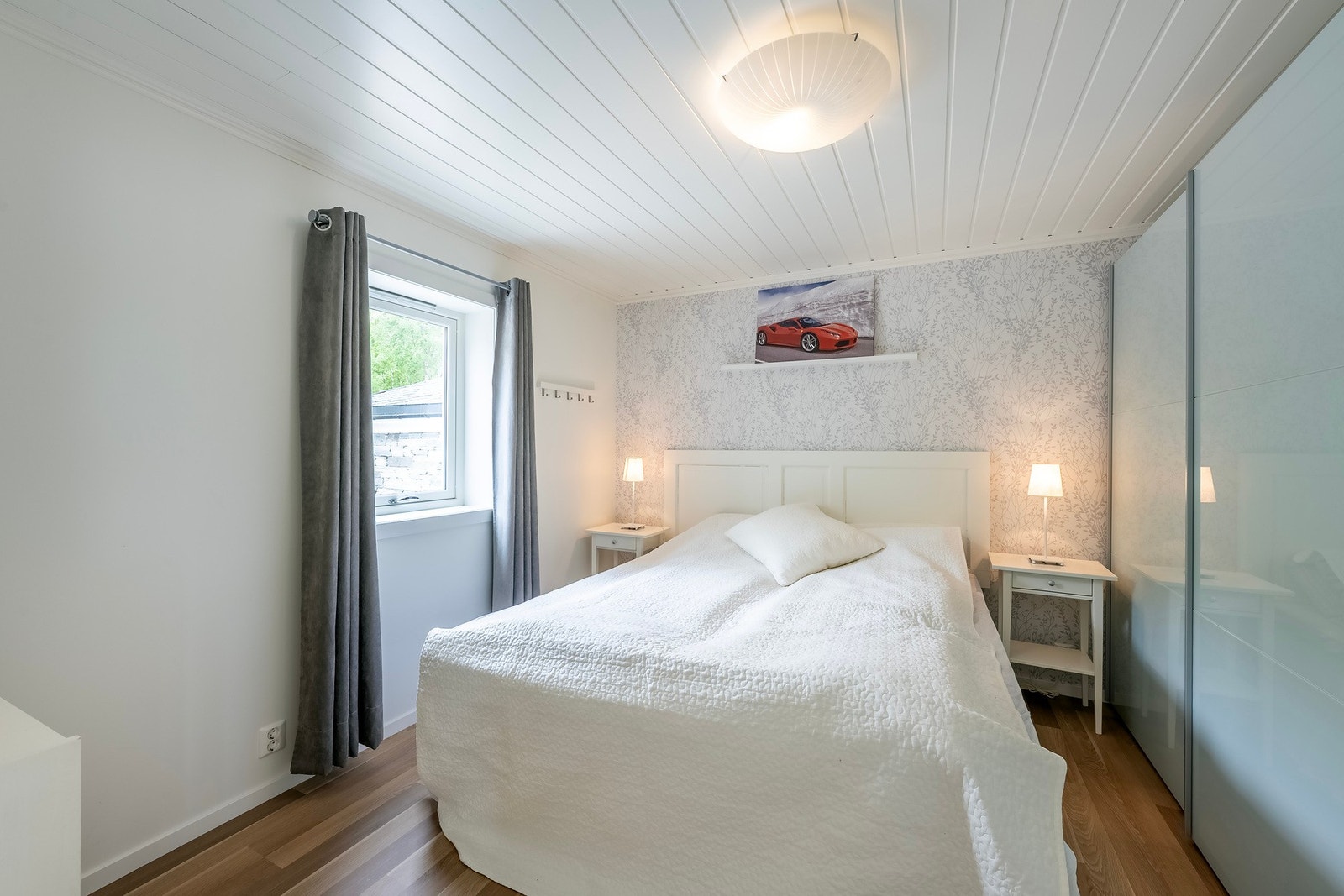 Soverommet i etasjen er på ca. 12 kvadratmeter og med god plass til dobbelt seng. Det er også innredet skyvedørsgarderobe som medfølger handelen. Galleribilde