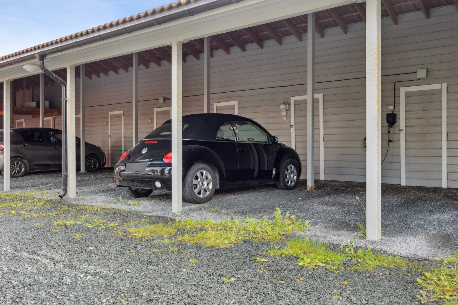 Det medfølger en parkeringsplass i felles carport med ladepunkt for elbil. Det er også en bod i bakkant som gir ekstra oppbevaringsplass. Galleribilde