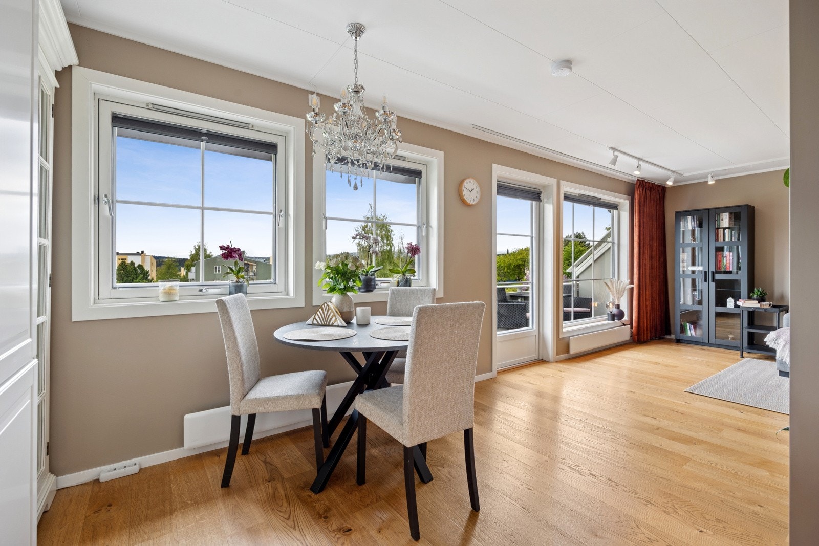 Fra stuen har man utgang til en solrik veranda. Galleribilde