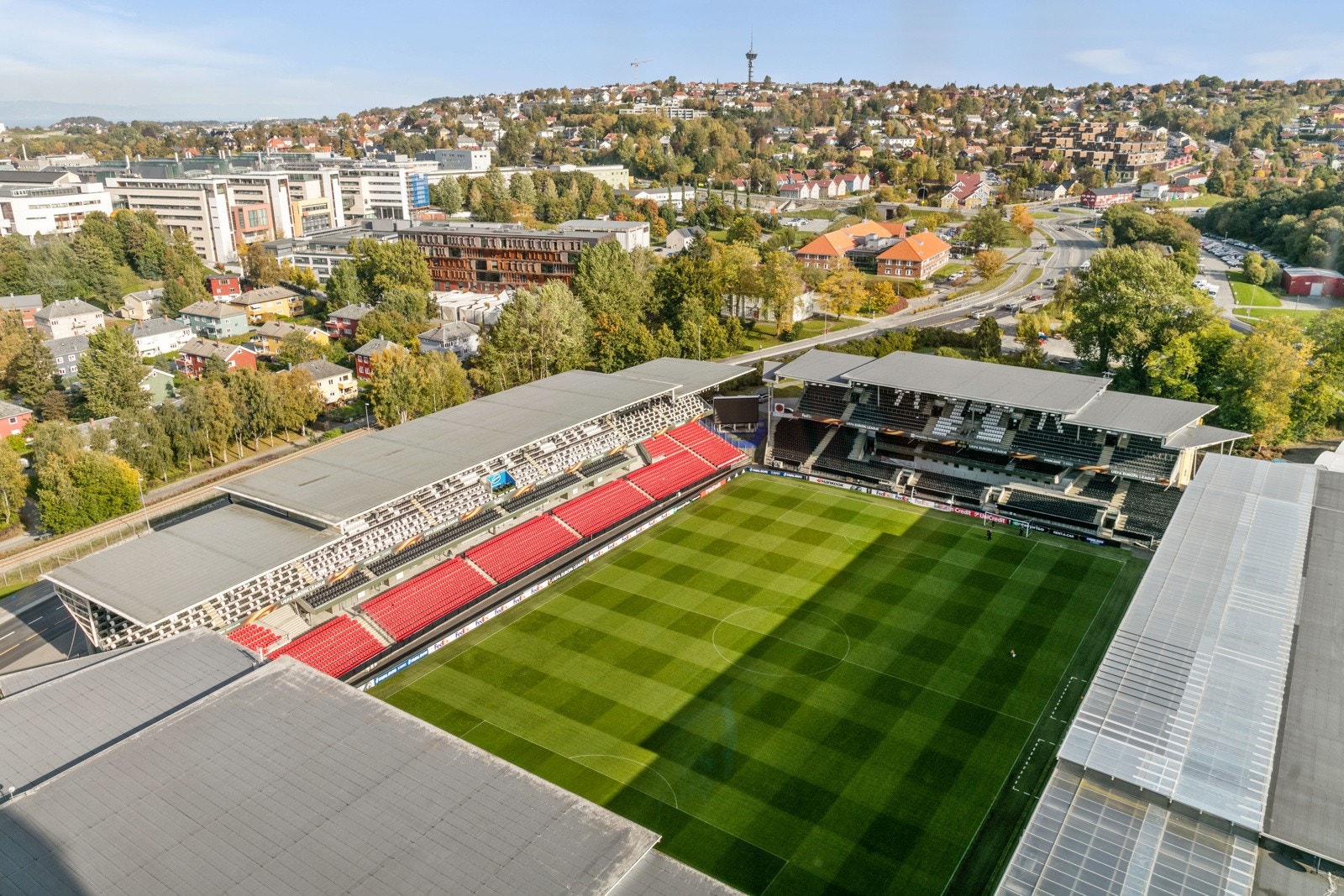 Det er kort vei til Lerkendal som byr på god sportsunderholdning store deler av året. Galleribilde