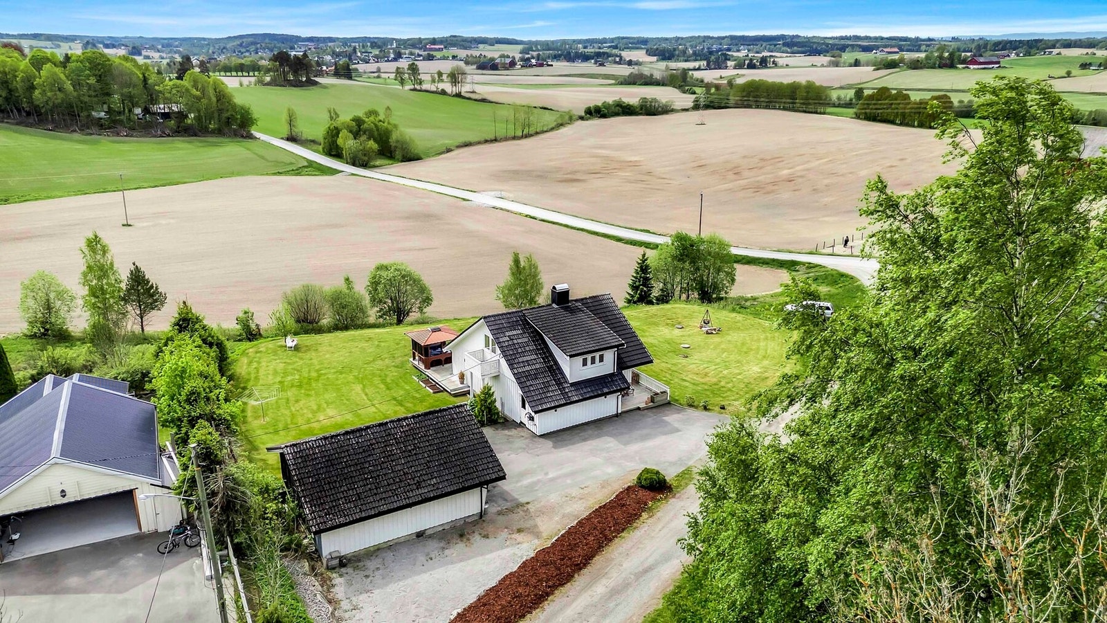 Stor og god gårdsplass med flere biloppstillingsplasser og dobbeltgarasje Galleribilde