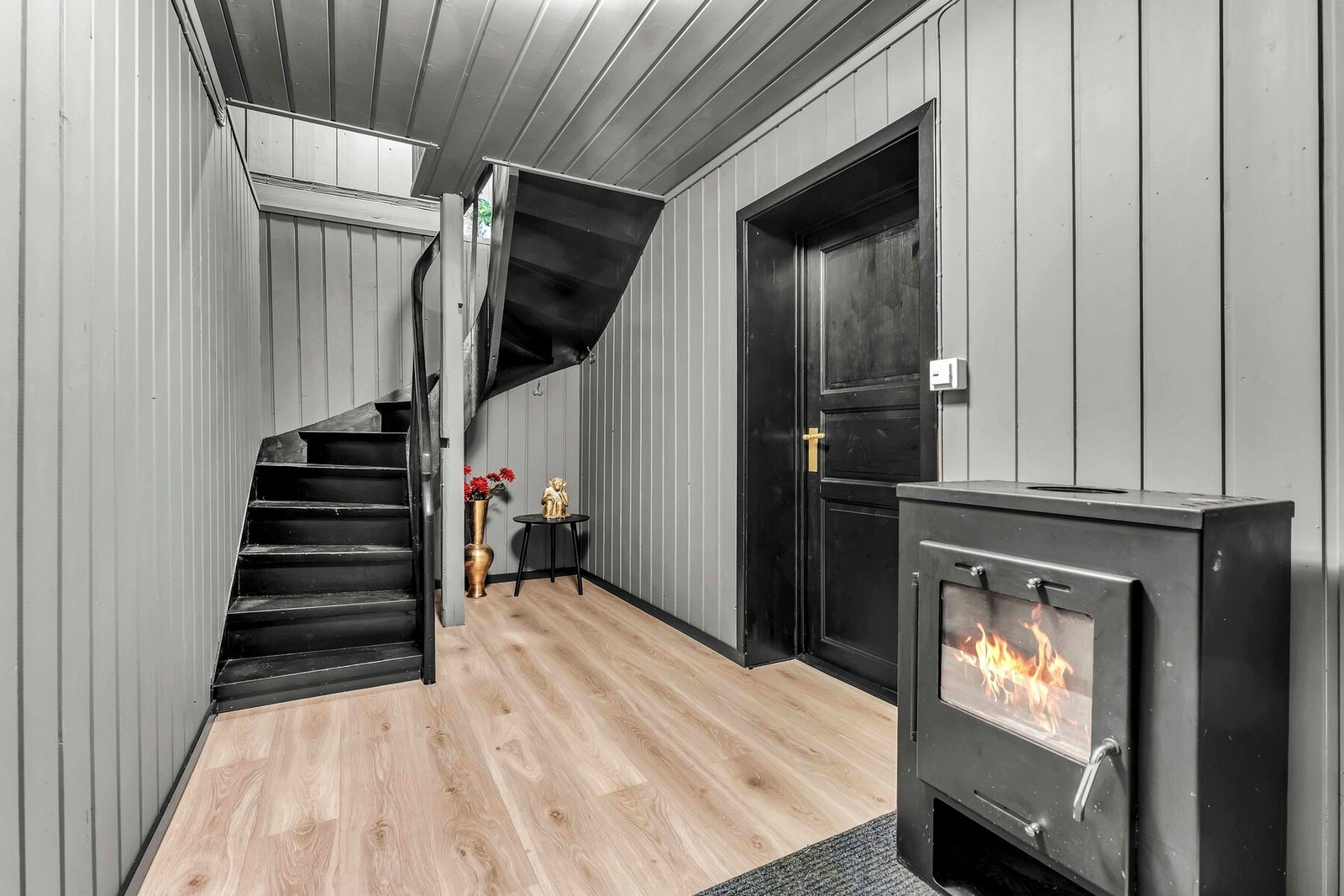 Hallen i kjelleren er pent modernisert. Ovnen er ikke koblet til avtrekk og må flyttes. Galleribilde