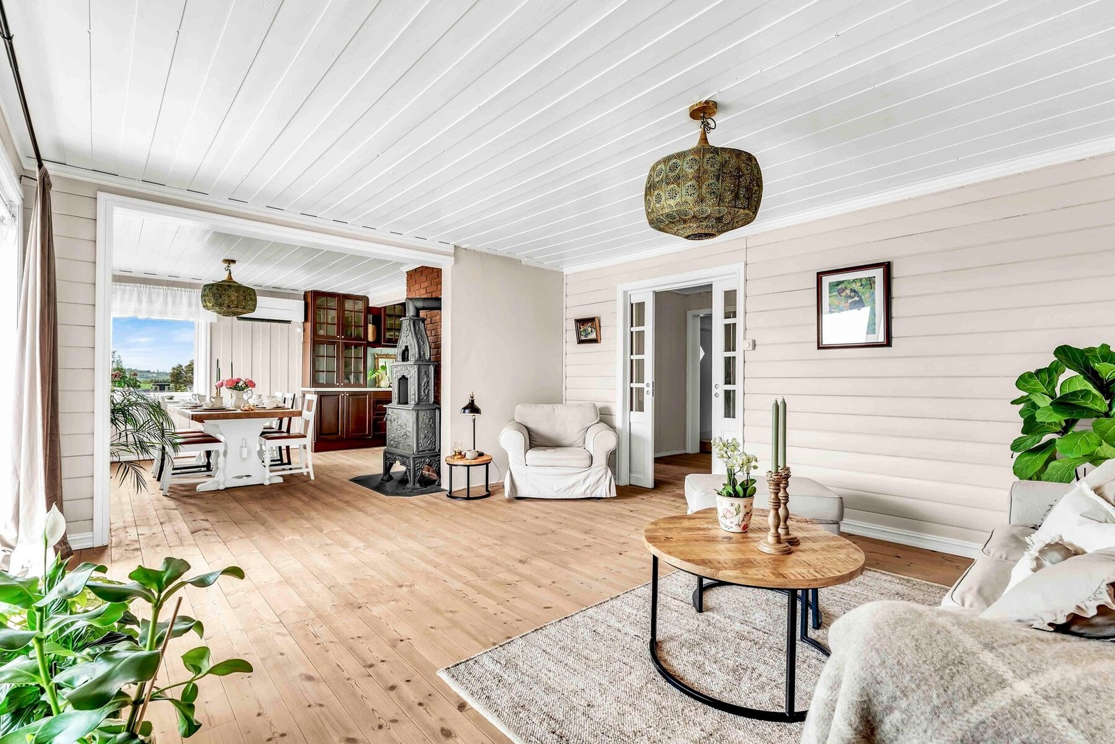 Stuen har også en peis for ekstra varme og hygge Galleribilde