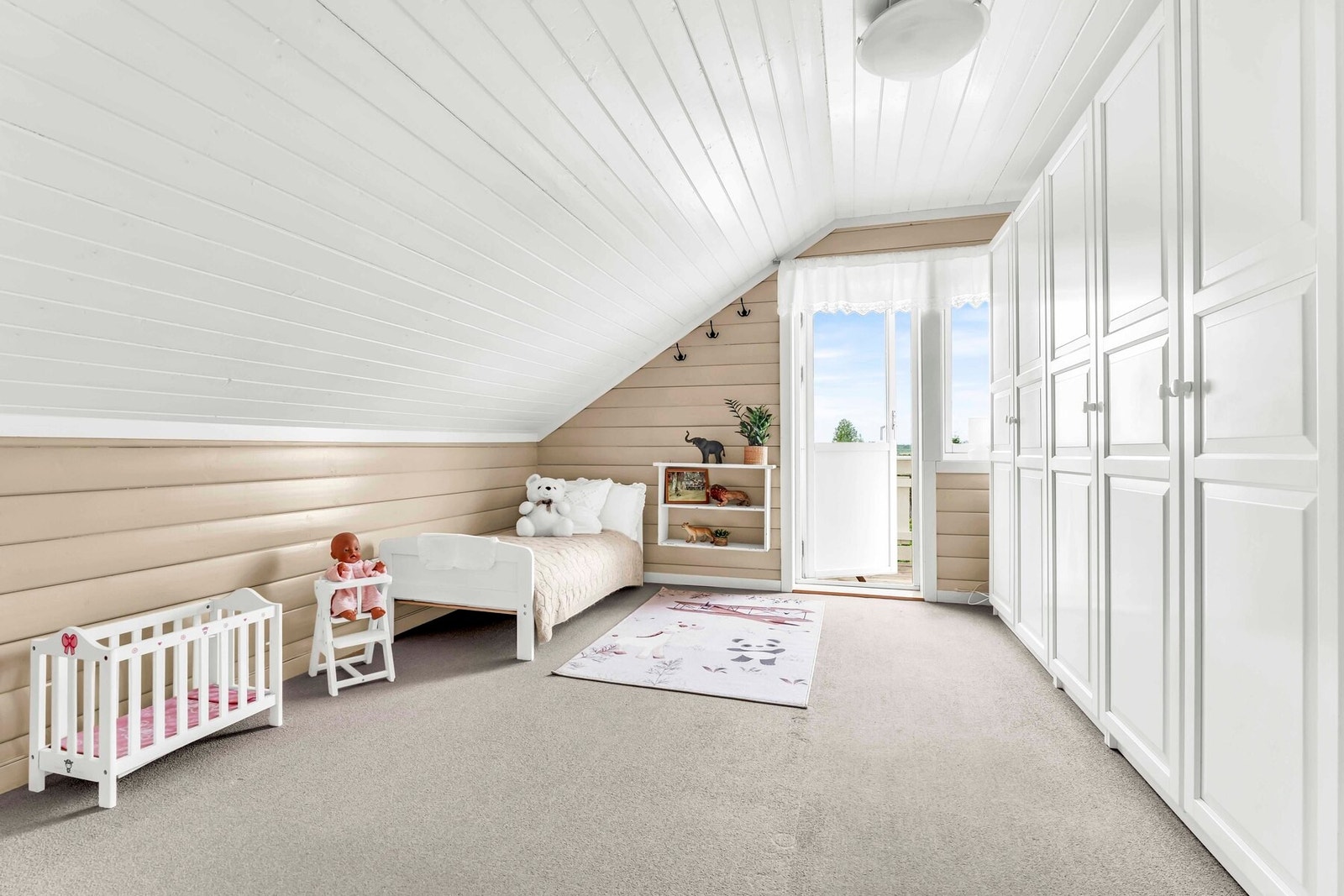 Soverom nr 2 er i lune farger og med større garderobe Galleribilde