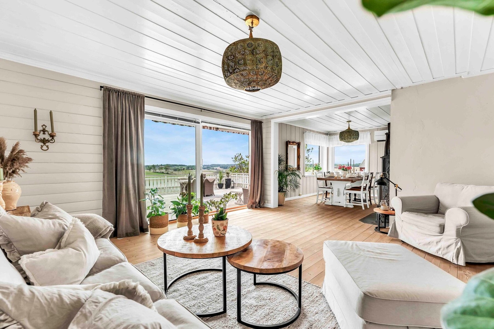 Stuen er romslig og i flere soner med tv-krok og spisestue Galleribilde