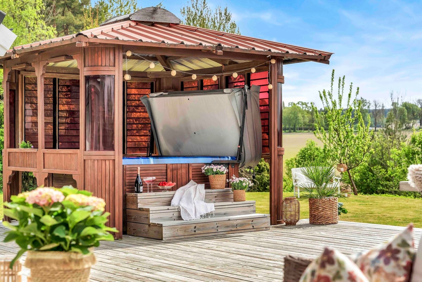 Herlig opparbeidet jacuzzi med overbygg Galleribilde