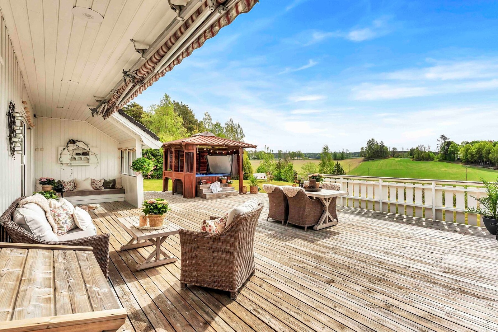 Terrassen har god plass til grill, lounge, spiseplass mm Galleribilde