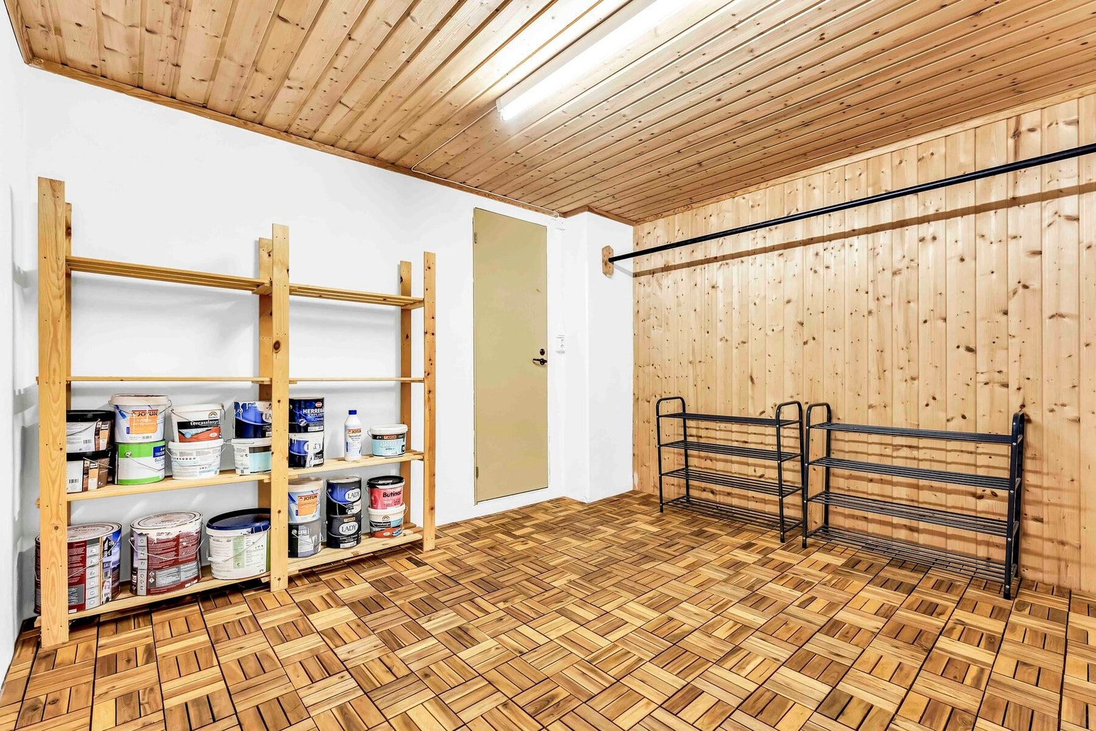 Stort lagerrom i kjeller for ekstra oppbevaring Galleribilde