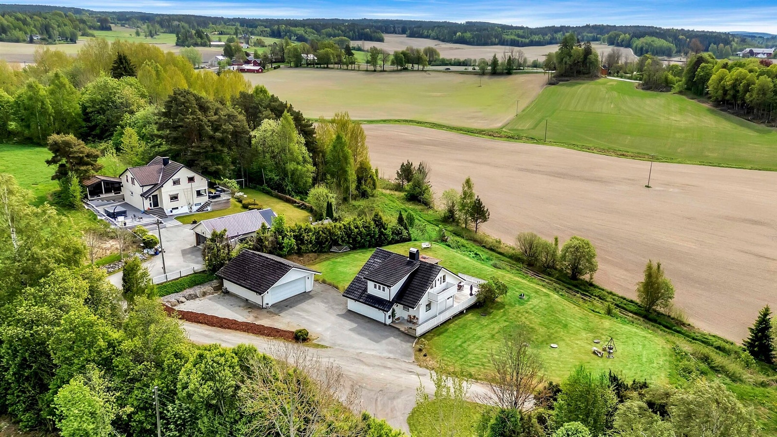 Landlig beliggende enebolig med herlig beliggenhet på høydedrag og vidstrakt utsikt Galleribilde