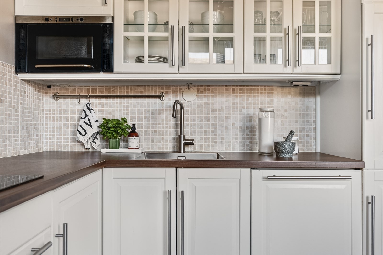 Flisene over benkeplaten står i fin kontrast til den mørke benkeplaten! Galleribilde