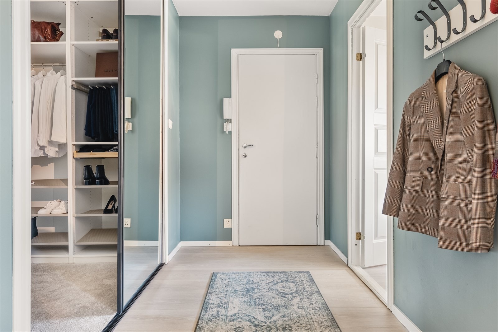 Pen og innbydende entré med plass til jakkeoppheng. Praktisk skyvedør i speil gir ekstra god romfølelse. Galleribilde