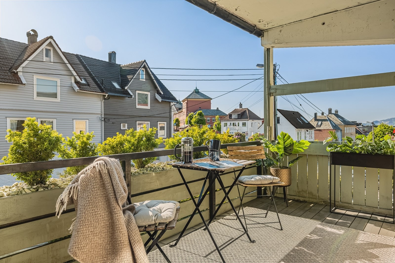 Fra stuen er det utgang til en solrik altan. Borettslaget er under oppussing hvor det blir skiftet til en moderne fasade, nye tak, vinduer blir skiftet og det blir lagt inn balansert ventilasjon. Galleribilde