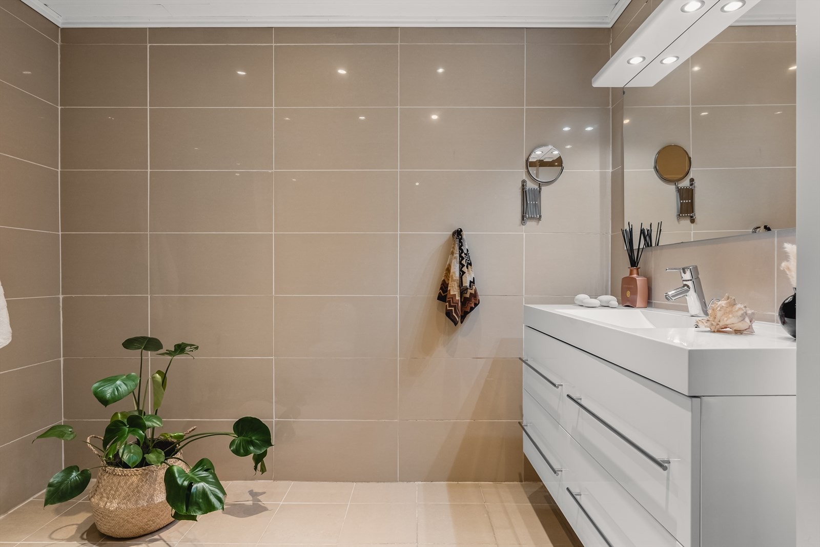 Lekkert, helfliset bad i et moderne design. Innfelte downlights i himling og varmekabler i gulv. Galleribilde