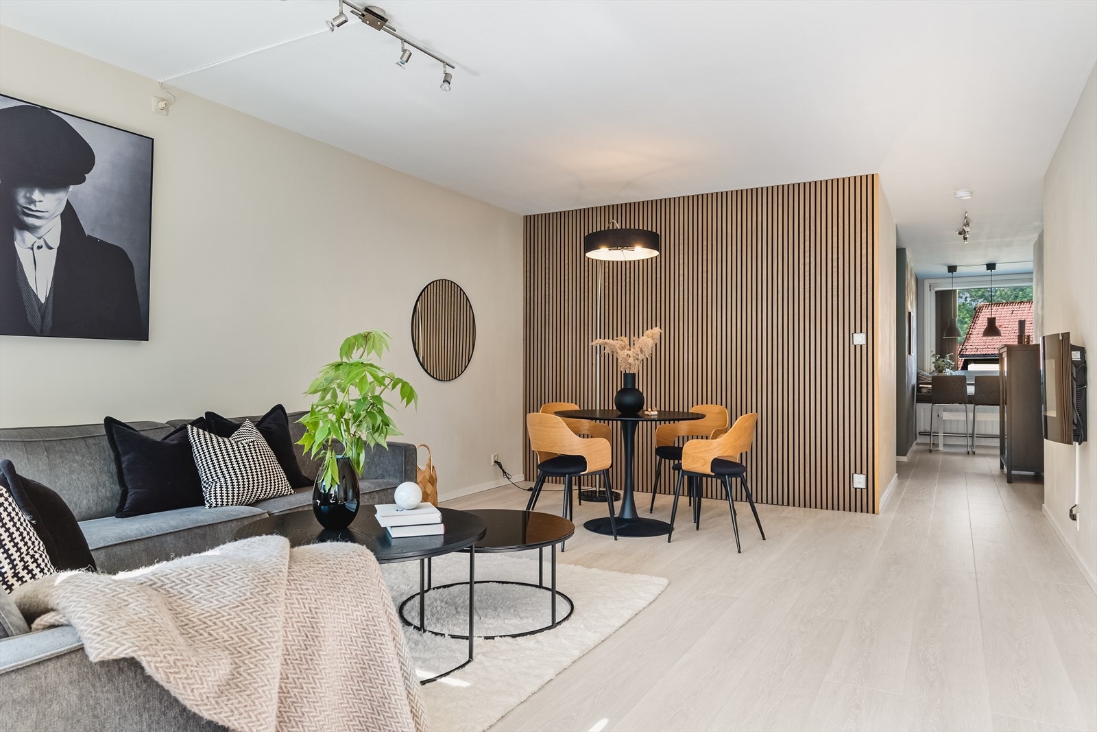 Strøken stue med slette, malte vegger og pent en-stavs laminatgulv fra 2021. Galleribilde