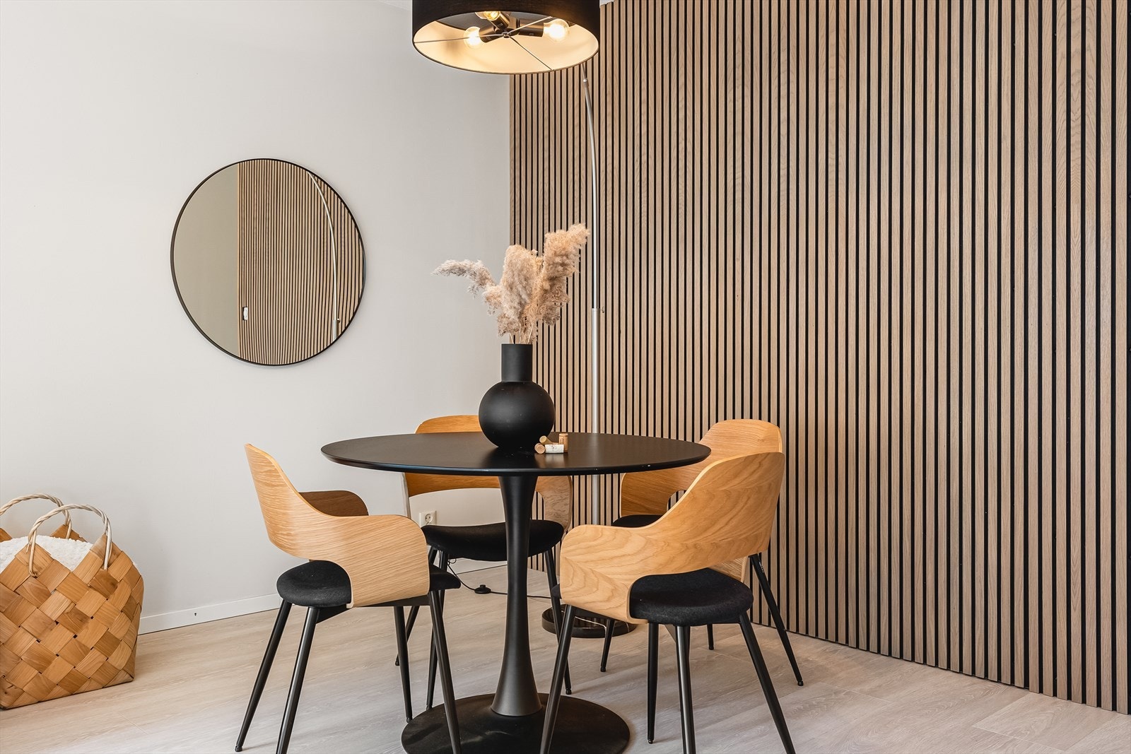 Stuens blikkfang er den eksklusive spileveggen fra 2021. Galleribilde