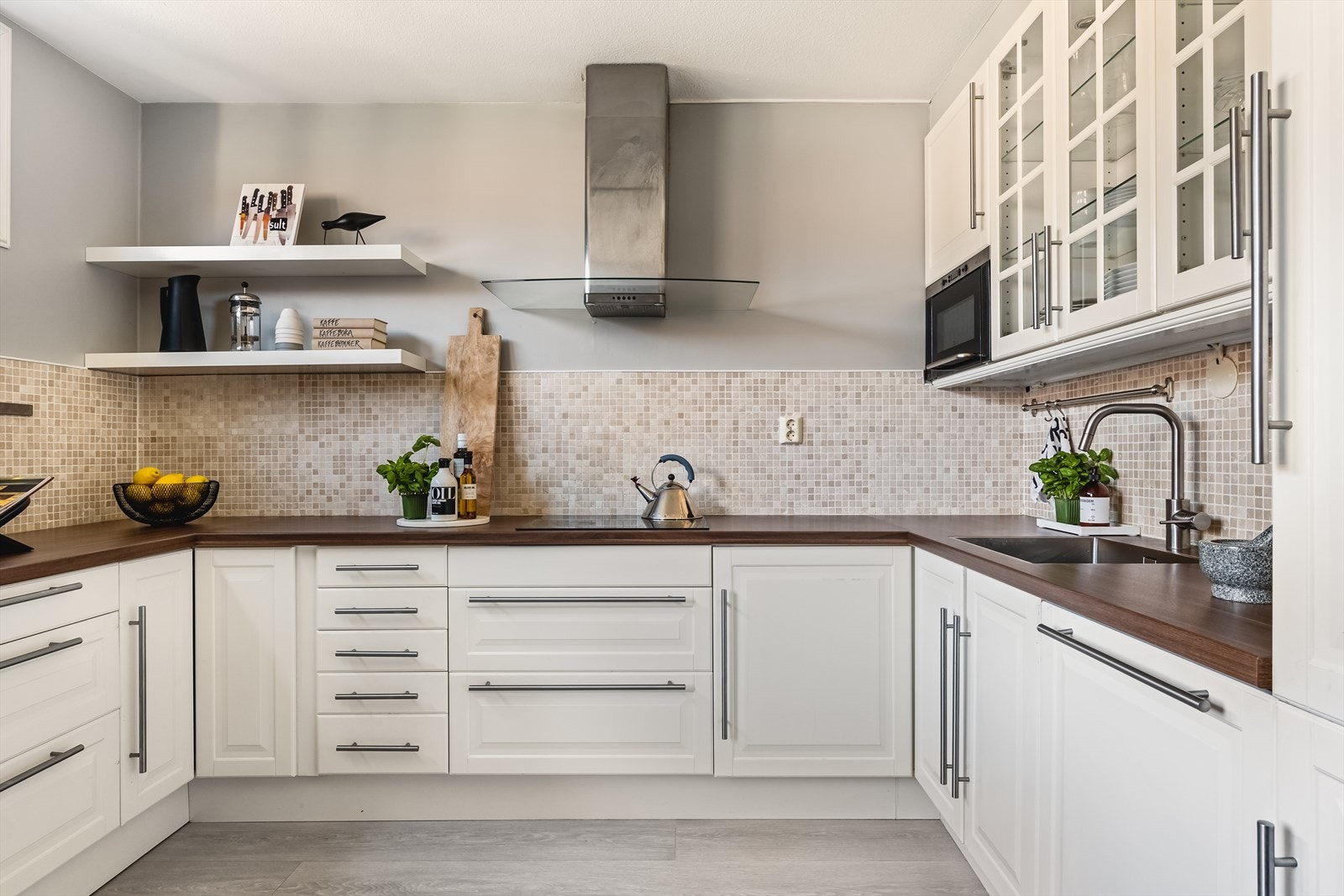 Det er godt med både skap- og benkeplass. Ventilatoren er byttet ut til en ny i 2025. Galleribilde