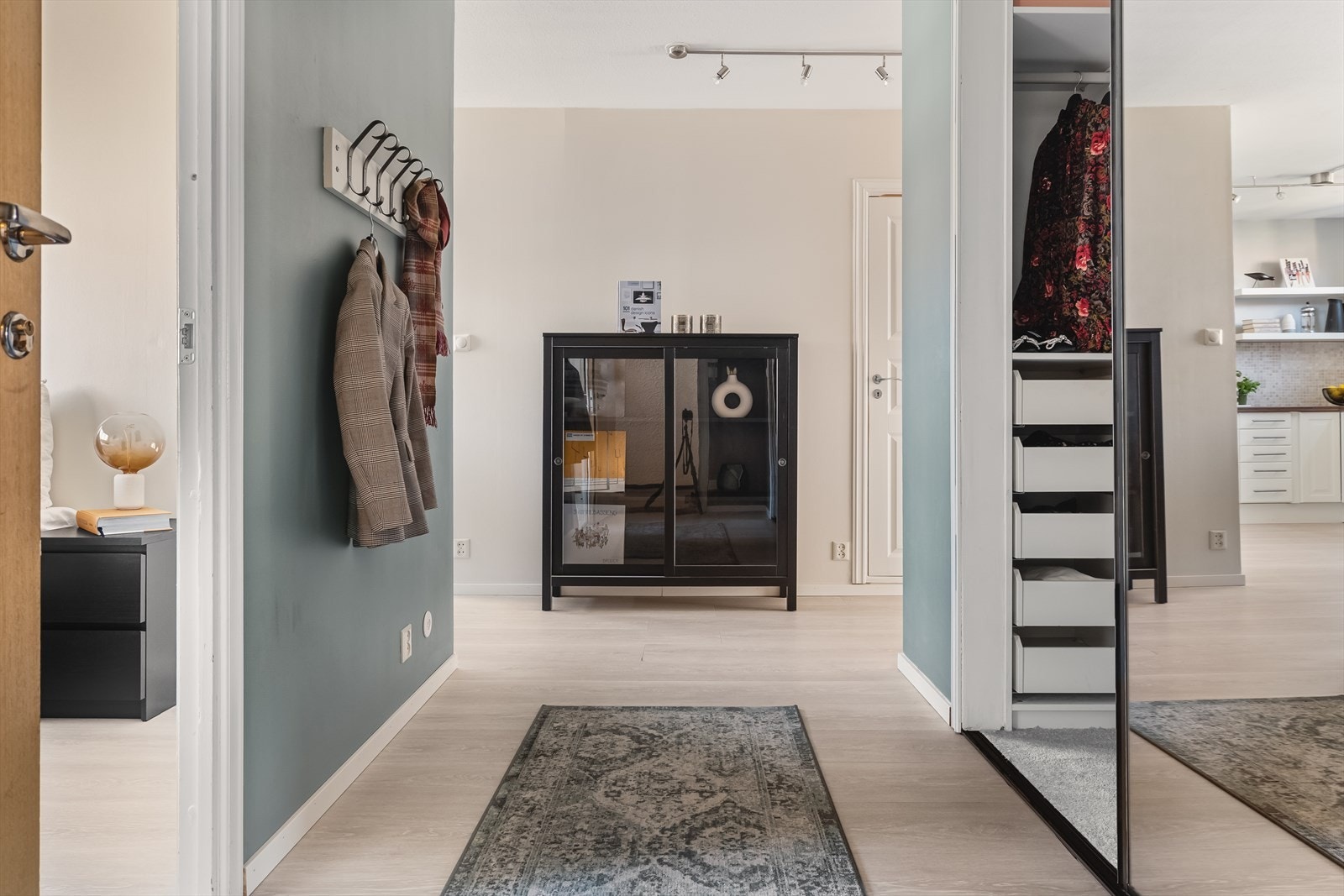 Lys og innbydende entré med direkte inngang til boligens walk-in closet. Garderoben er opprinnelig en bod (ikke søkt om endring). Galleribilde